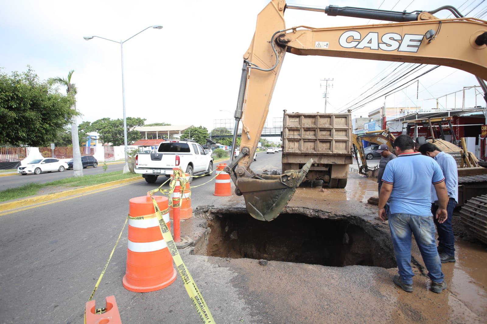 $!Colapsa colector en Avenida Ejército Mexicano, en Mazatlán, y se genera socavón