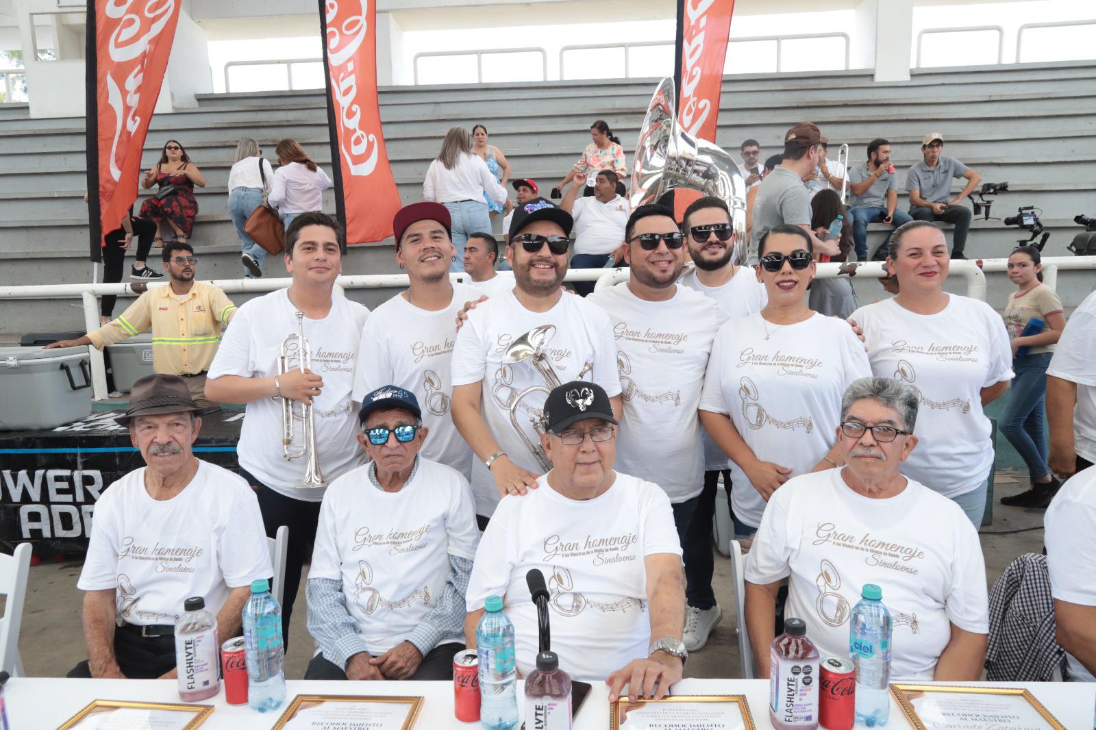 $!De manera simbólica también se entregaron reconocimientos a músicos de bandas reconocidas que le han dado un lugar en el mundo a Mazatlán.