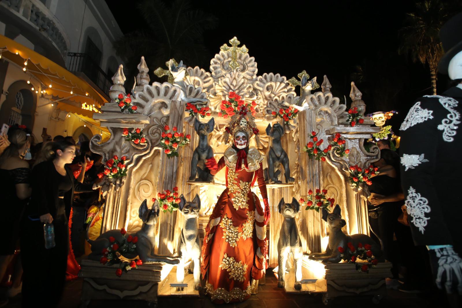 $!Catrinas, calaveras y almas de ultratumba encienden el ambiente festivo de la callejoneada en Mazatlán