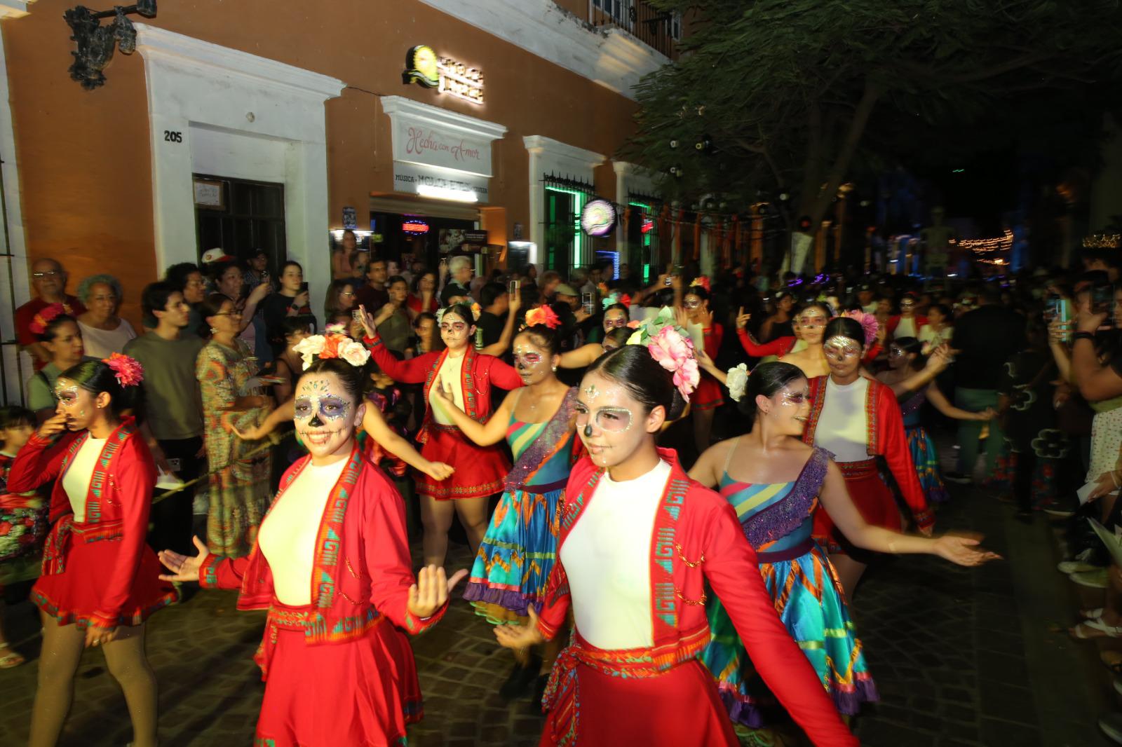 $!Catrinas, calaveras y almas de ultratumba encienden el ambiente festivo de la callejoneada en Mazatlán