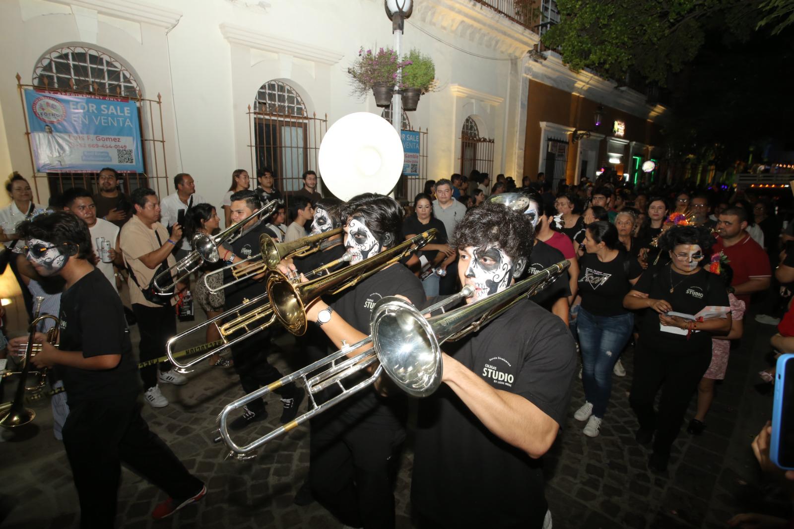 $!Catrinas, calaveras y almas de ultratumba encienden el ambiente festivo de la callejoneada en Mazatlán