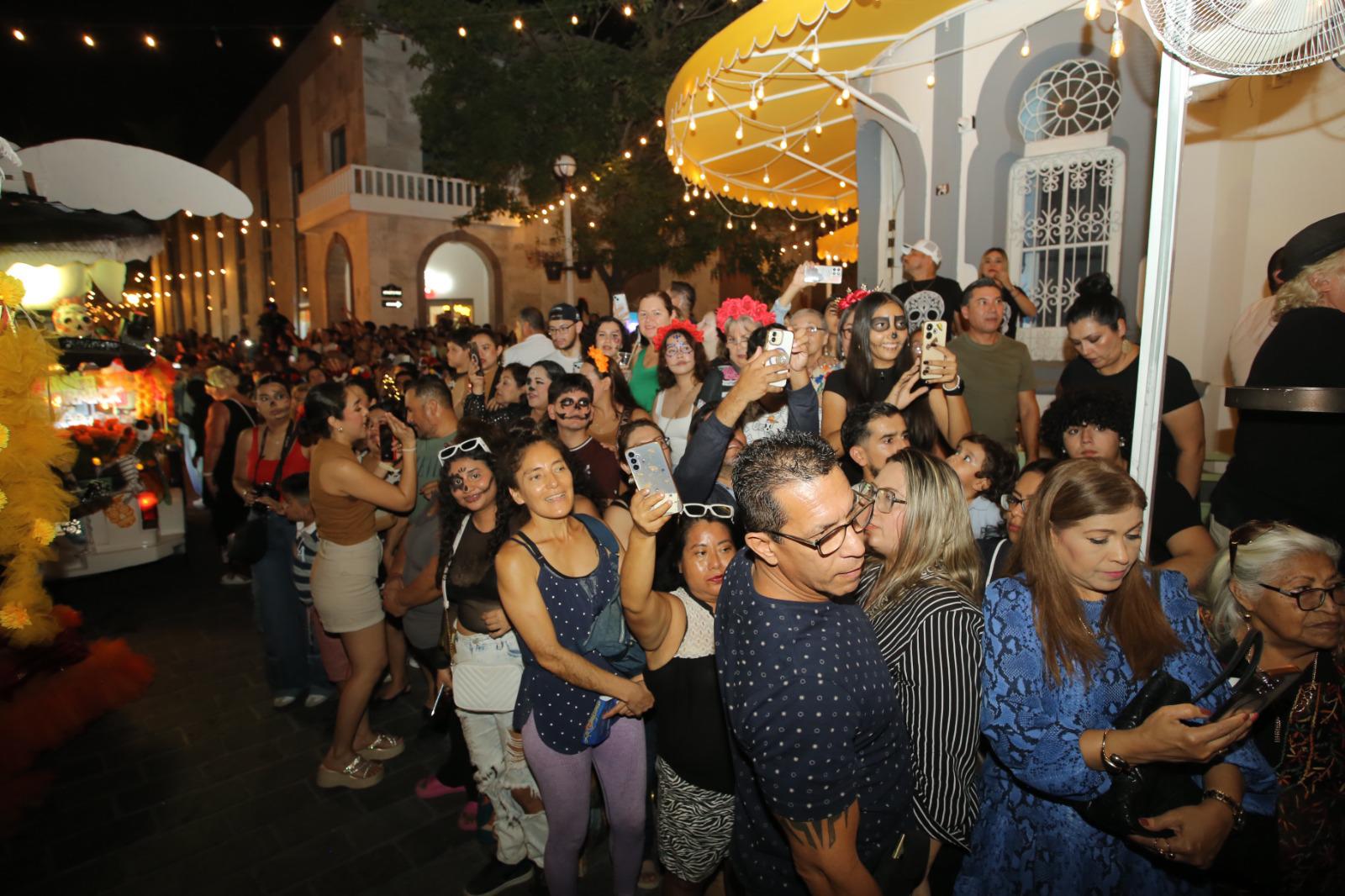 $!El público se postró en las avenidas del Centro Histórico.