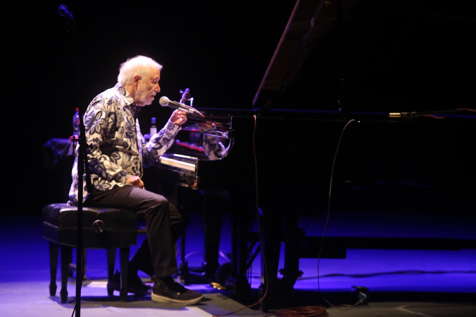 $!A lo largo de la presentación, Corky Siegel alternó con naturalidad con su armónica, el piano y su voz.