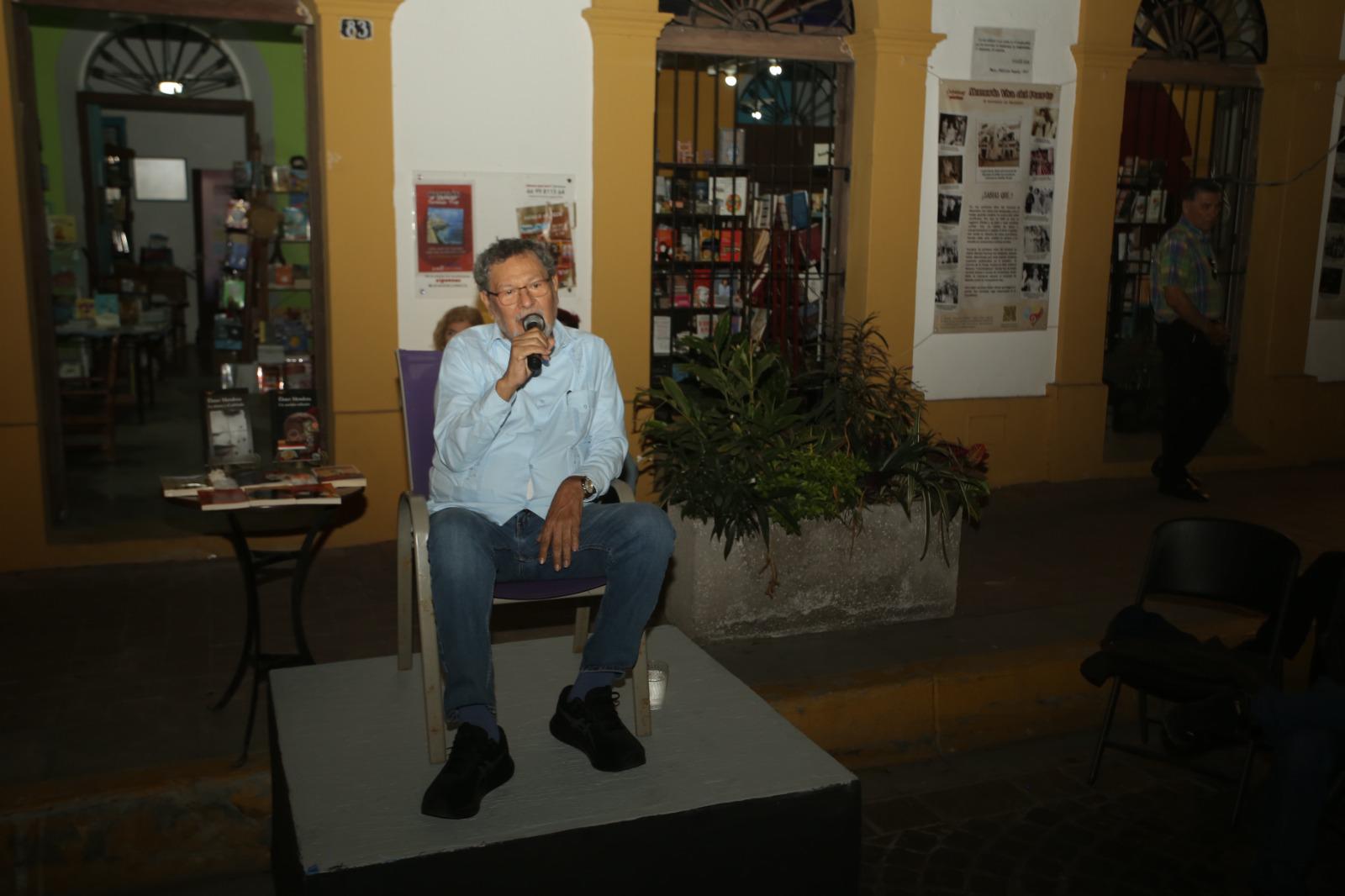 $!Durante la charla, Mendoza compartió el proceso creativo de su novela La sirena y el jubilado.