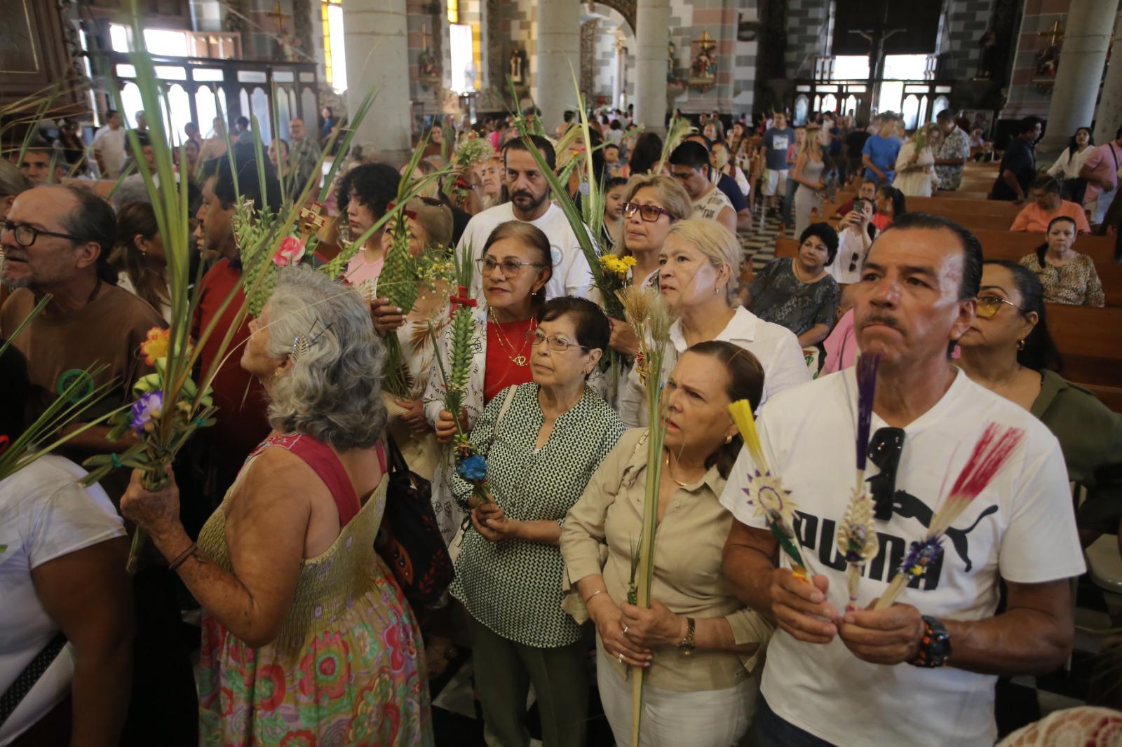 $!Obispo de Mazatlán llama a vivir la paz y la bondad en el Domingo de Ramos