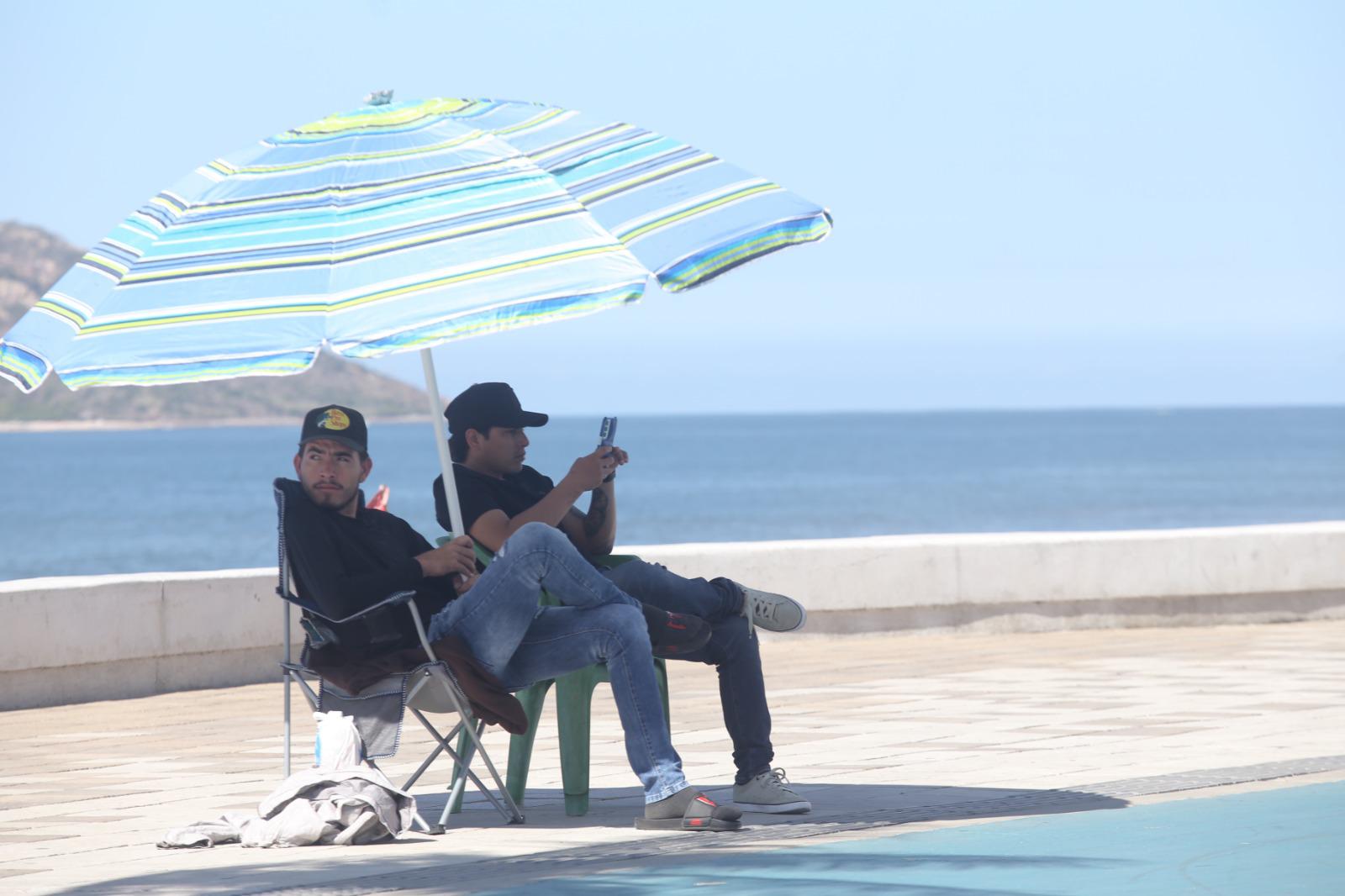 $!Aumentan personas que apartan su lugar en el malecón para el primer desfile del Carnaval