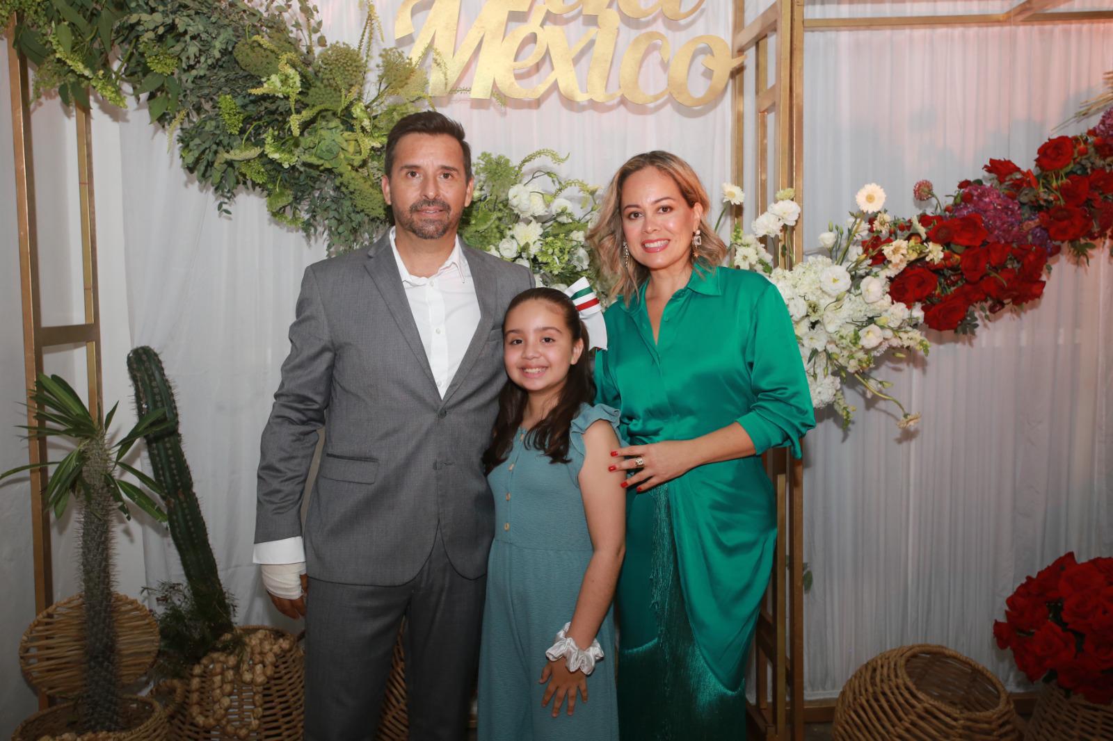 $!Eduardo Alcaraz y Karen Ruiz con su pequeña Michelle.