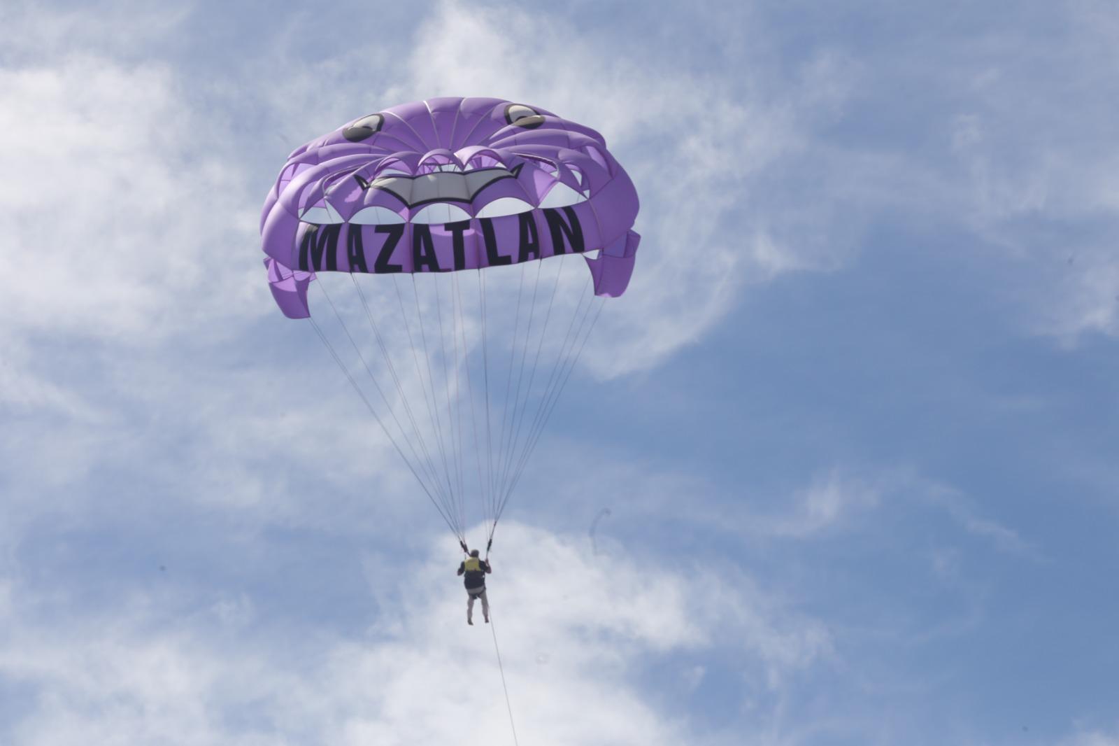 $!Disfrutan centenares de personas de playas y atractivos de Mazatlán en este fin de semana largo