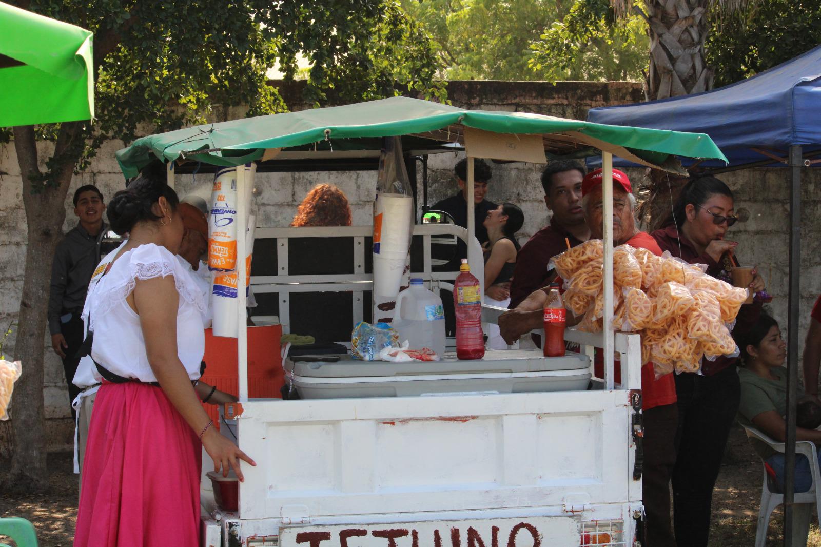 $!Repuntan comerciantes y ventas en desfile por la Revolución Mexicana en Rosario