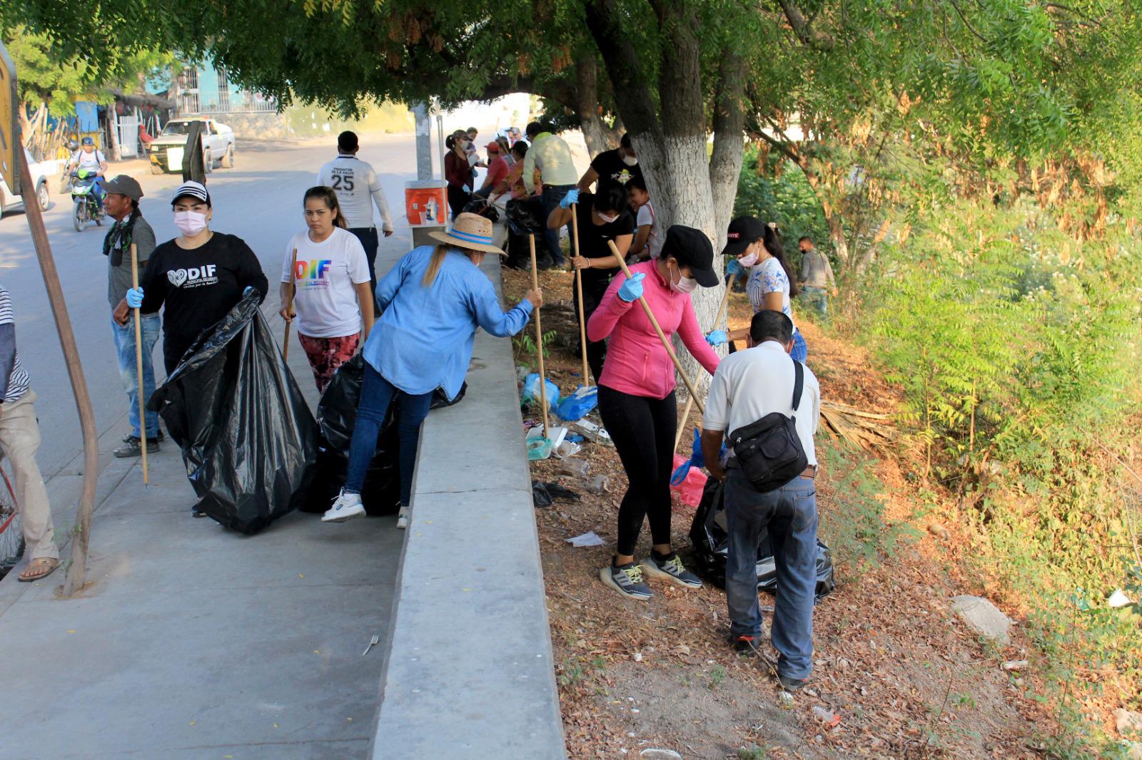 $!Recolectan 3 toneladas de basura en jornada de limpieza de arroyo en Escuinapa