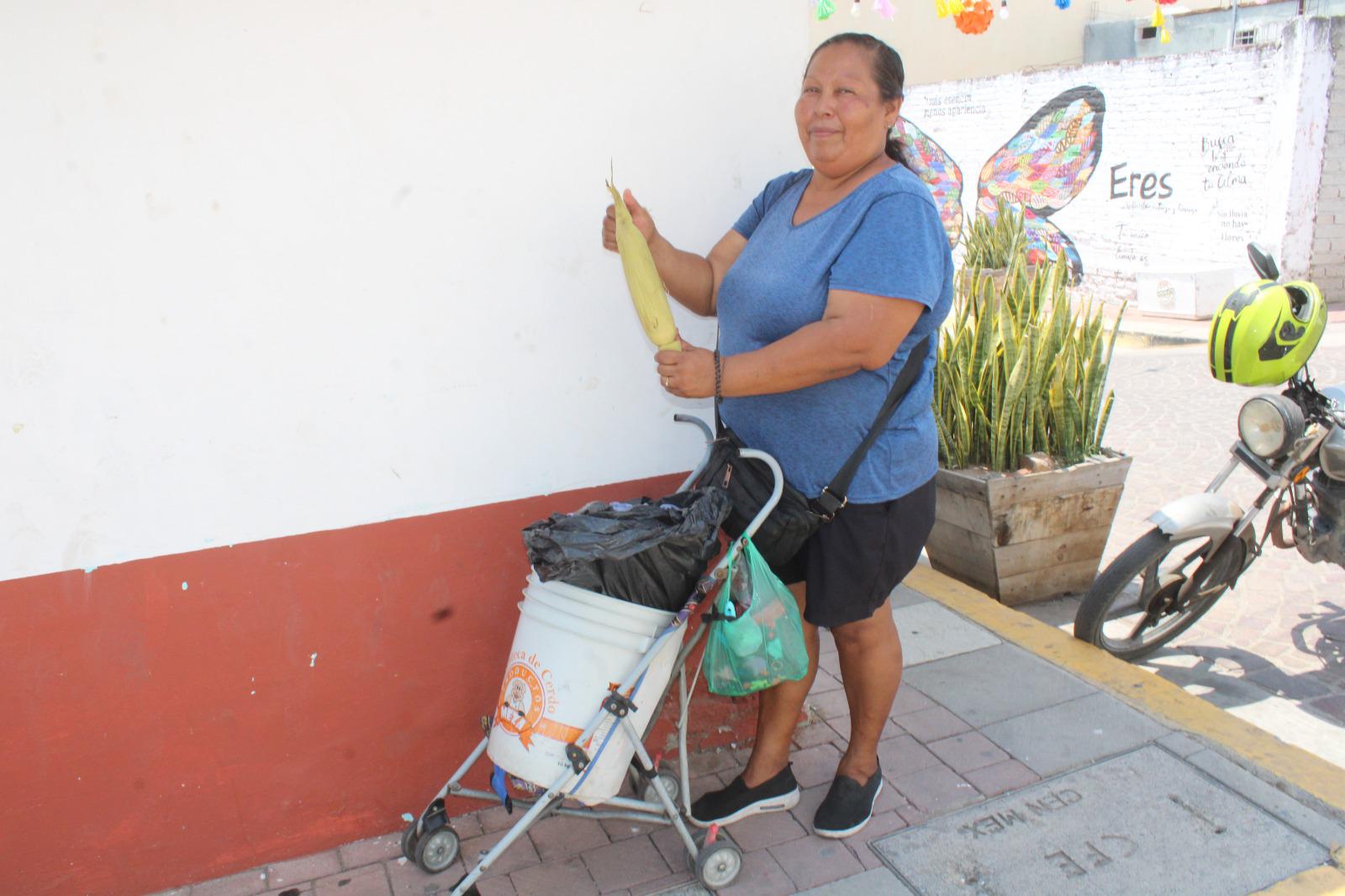 $!Lorena mantiene vivo el legado de vender elotes cocidos en El Rosario