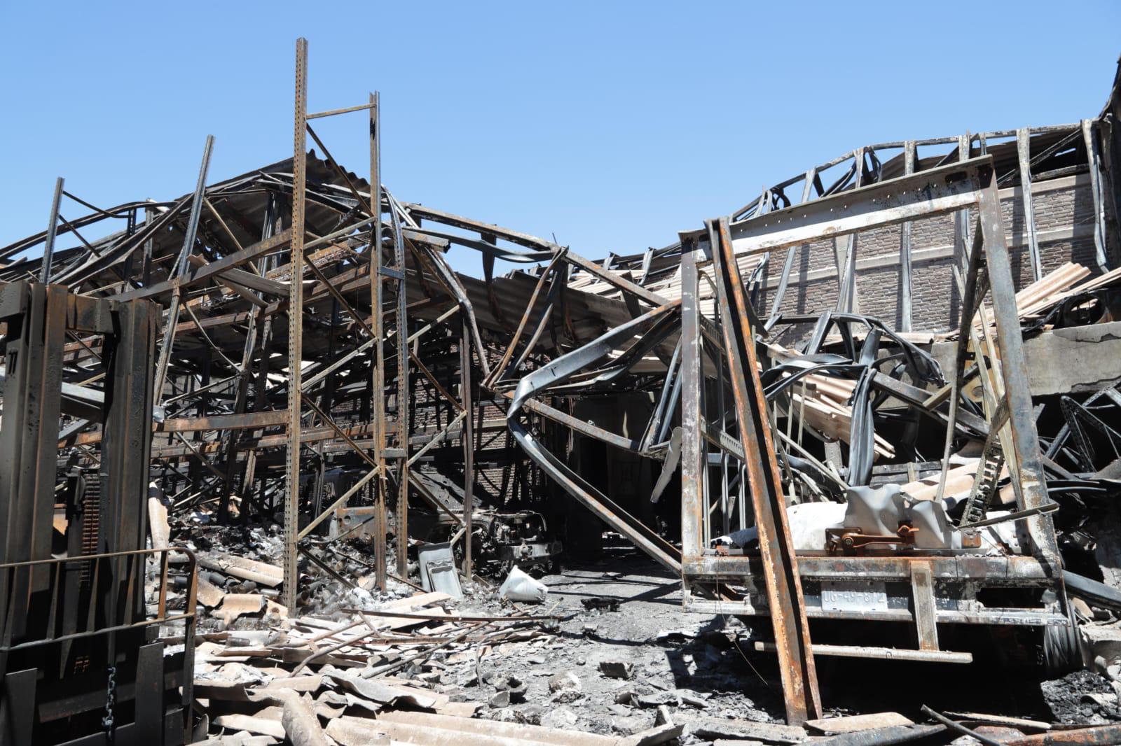 $!Persisten fuertes olores tras incendio de bodegas en la Palos Prietos, en Mazatlán