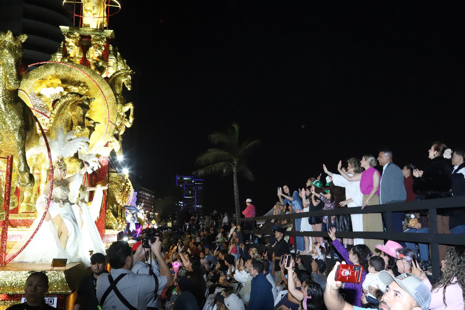 $!Más de 500 mil personas llenan el malecón en el primer desfile del Carnaval de Mazatlán 2026