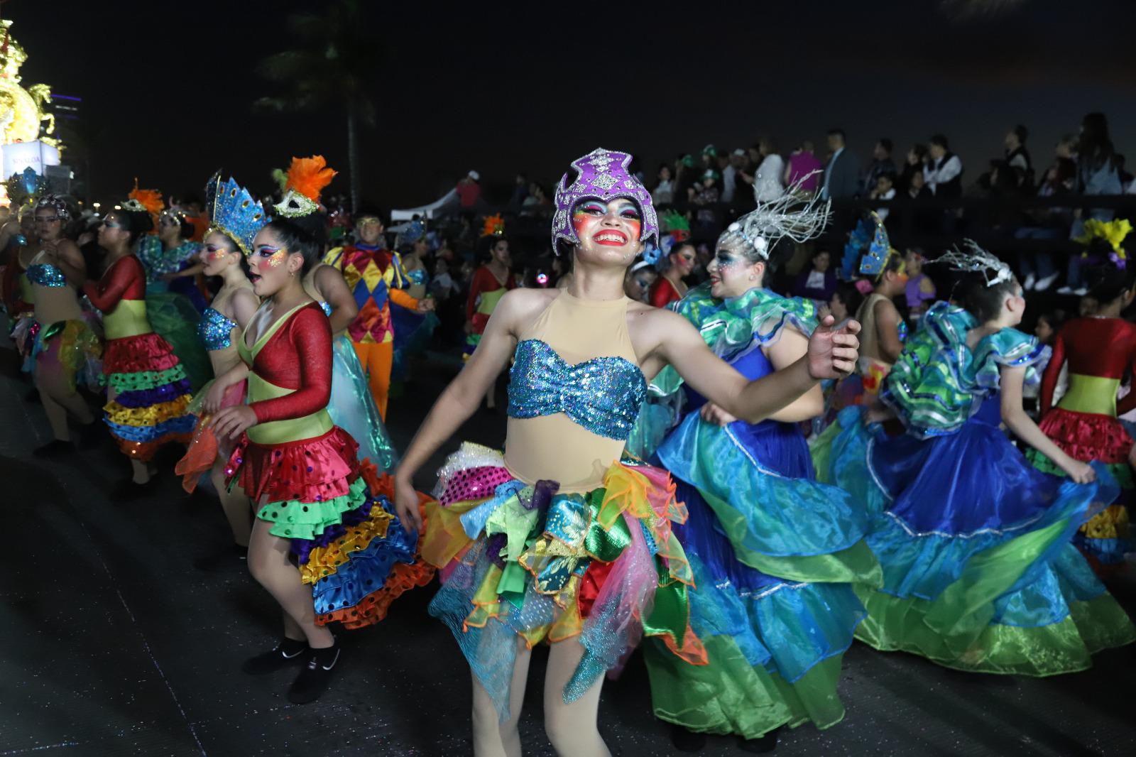 $!Más de 500 mil personas llenan el malecón en el primer desfile del Carnaval de Mazatlán 2026