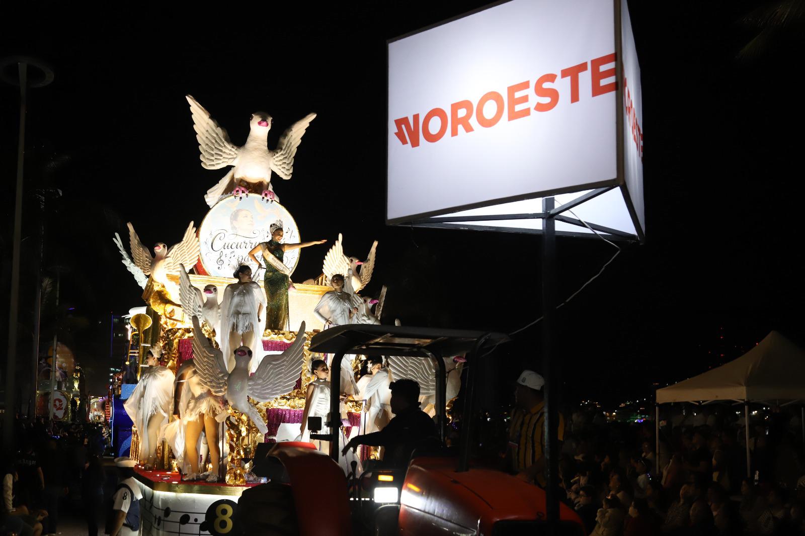 $!Más de 500 mil personas llenan el malecón en el primer desfile del Carnaval de Mazatlán 2026