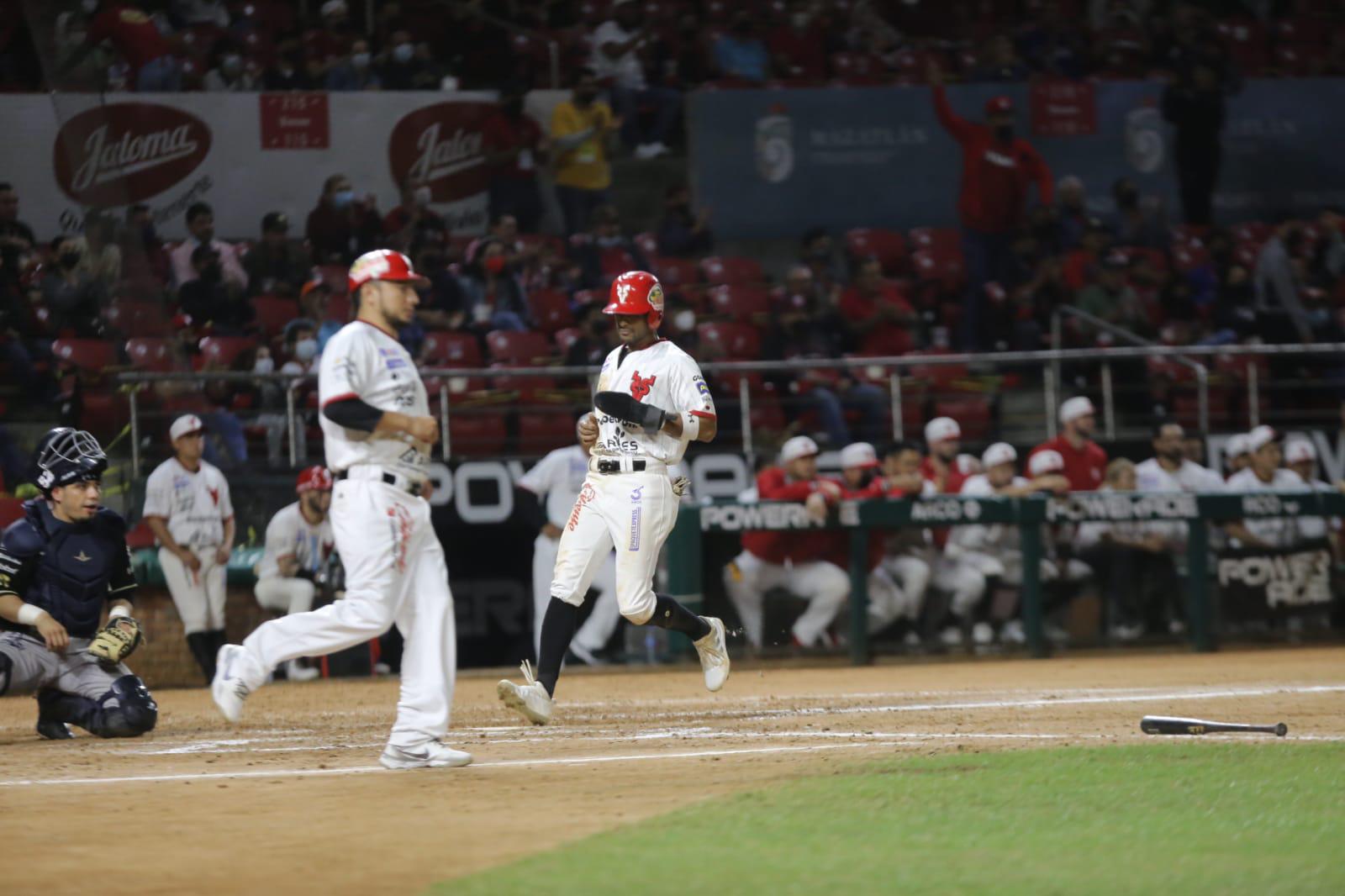 $!Édgar Torres domina la ofensiva de Sultanes y Venados pega primero en la serie
