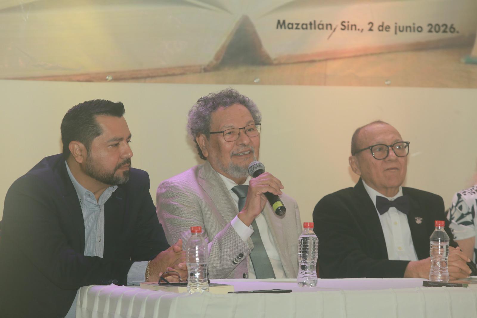 $!Élmer Mendoza destacó la vigencia del pensamiento de José Ángel Pescador Osuna y señaló que sus textos ayudan a comprender los desafíos históricos y actuales de la educación mexicana.