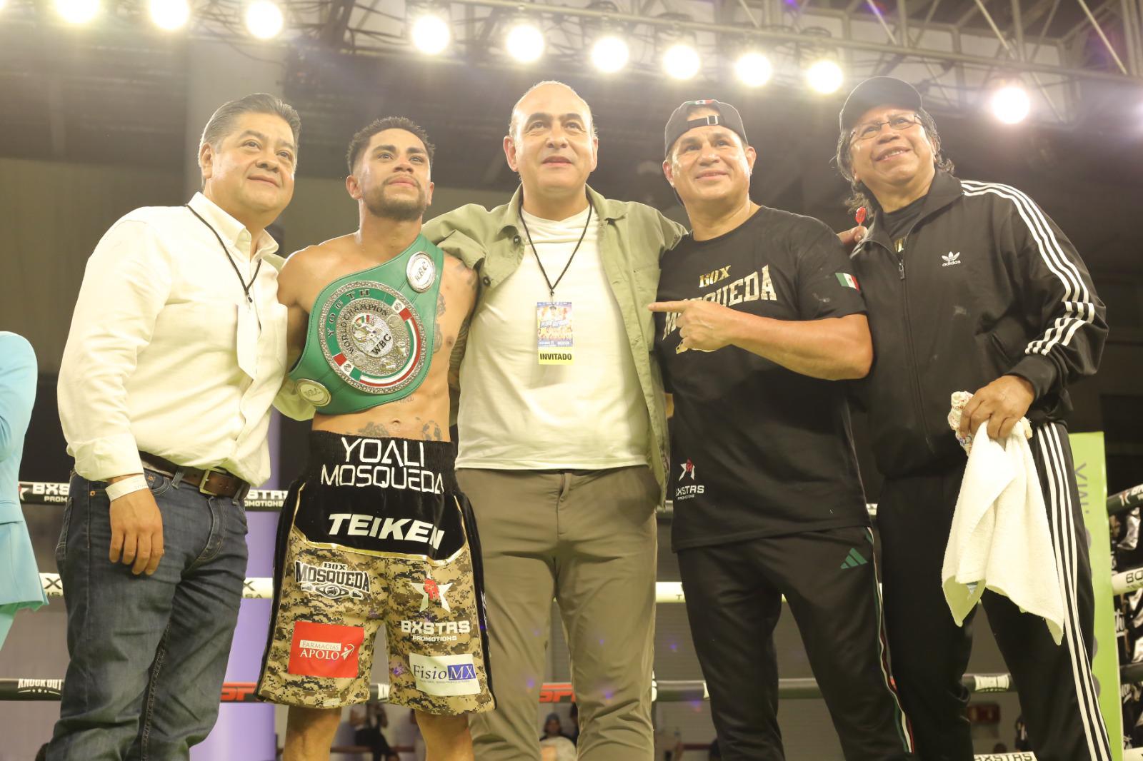 $!Pedro Guevara sale con el brazo en alto ante ‘Pamba’ Valdés en Mazatlán