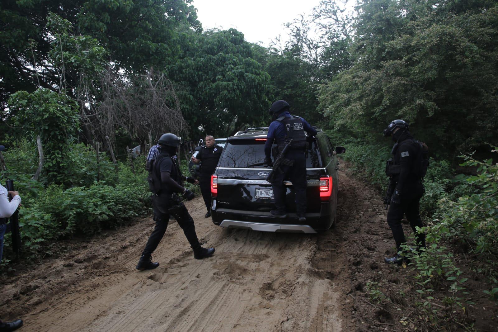 $!Después de las lluvias, caminos rurales de Mazatlán quedan en tan mal estado, que hasta camioneta con Quirino y ‘El Químico’ se atasca