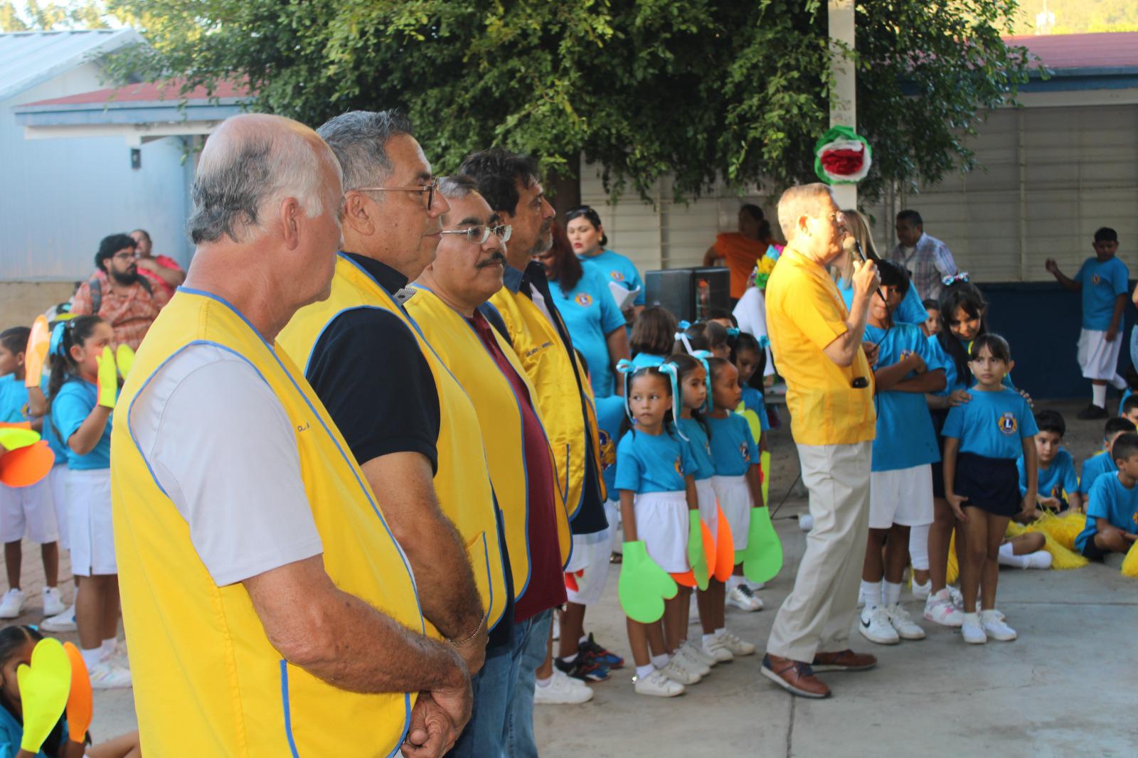 $!Club de Leones entrega apoyos a escuela primaria de Rosario