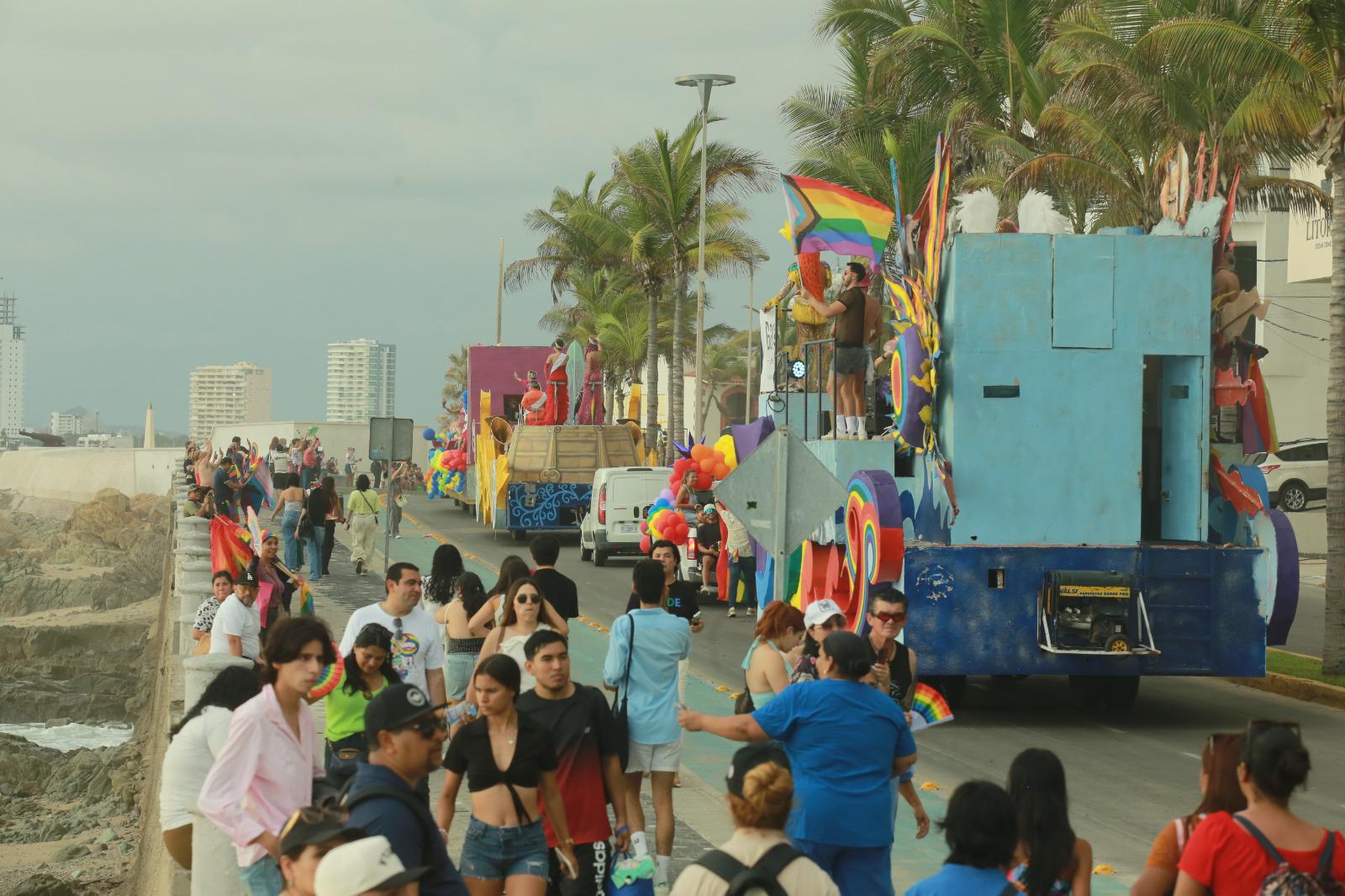 $!Marcha del Orgullo pinta de colores el Malecón de Mazatlán por la igualdad y la diversidad