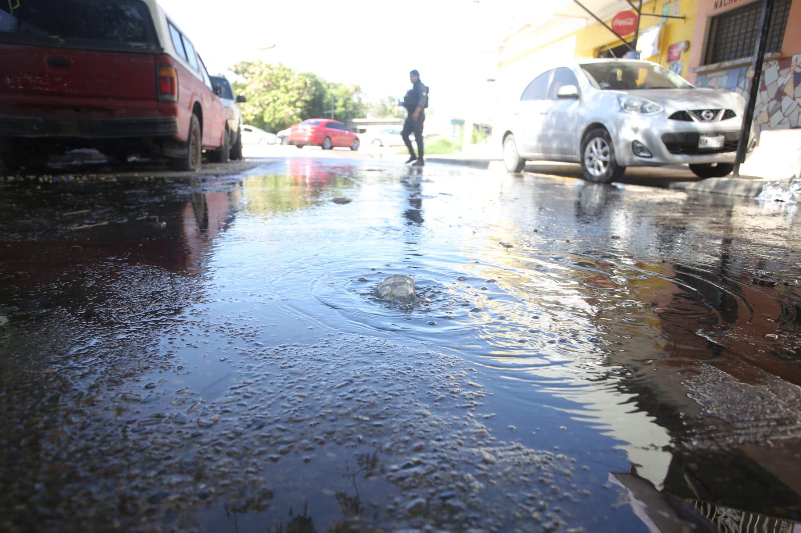 $!Bloquean de nuevo avenida vecinos de la Colonia Juárez, en Mazatlán, por fugas de aguas negras