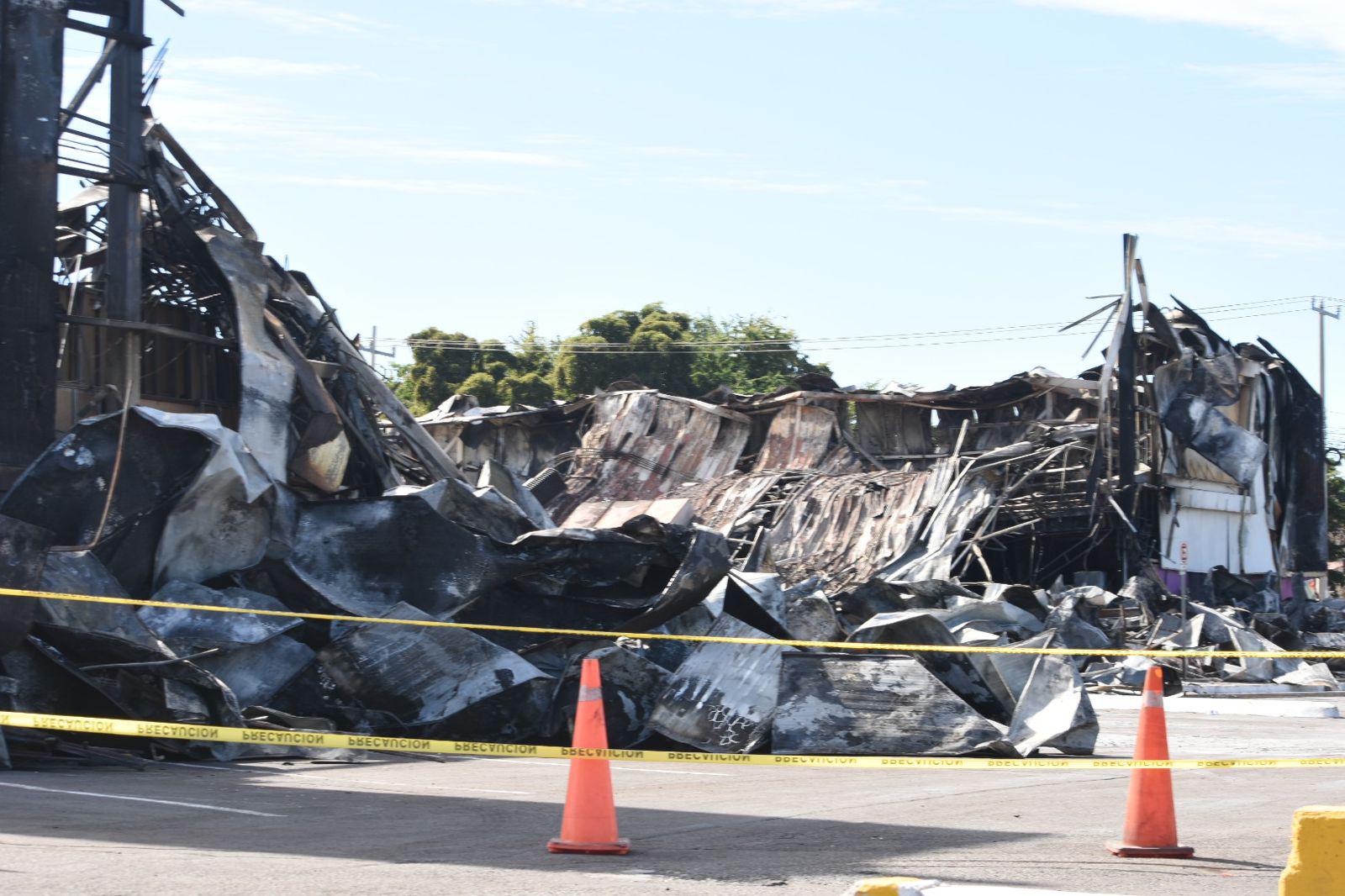 $!Resguarda plaza comercial en Culiacán escombros ennegrecidos por hollín y un olor a ceniza