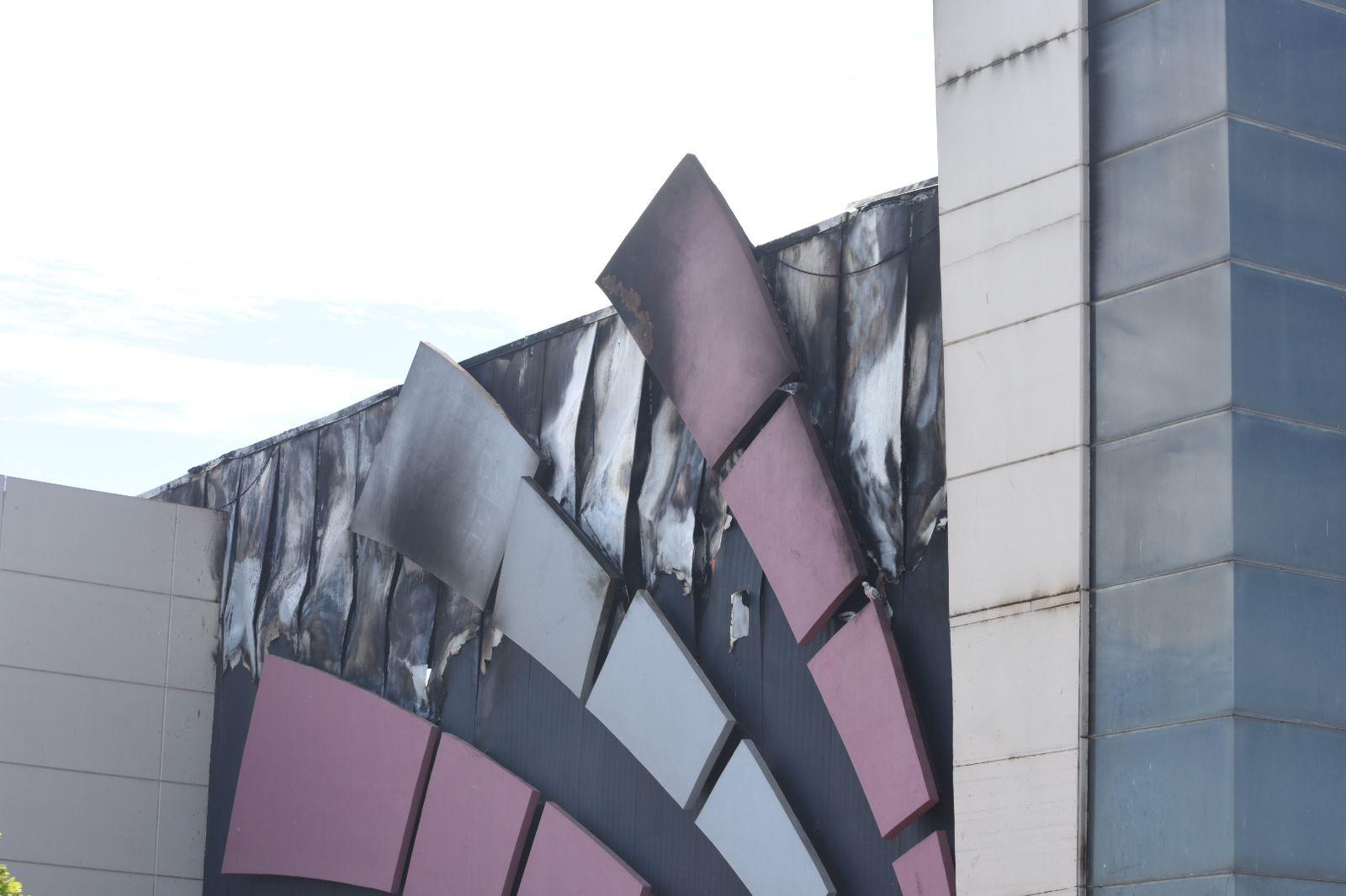 $!Resguarda plaza comercial en Culiacán escombros ennegrecidos por hollín y un olor a ceniza