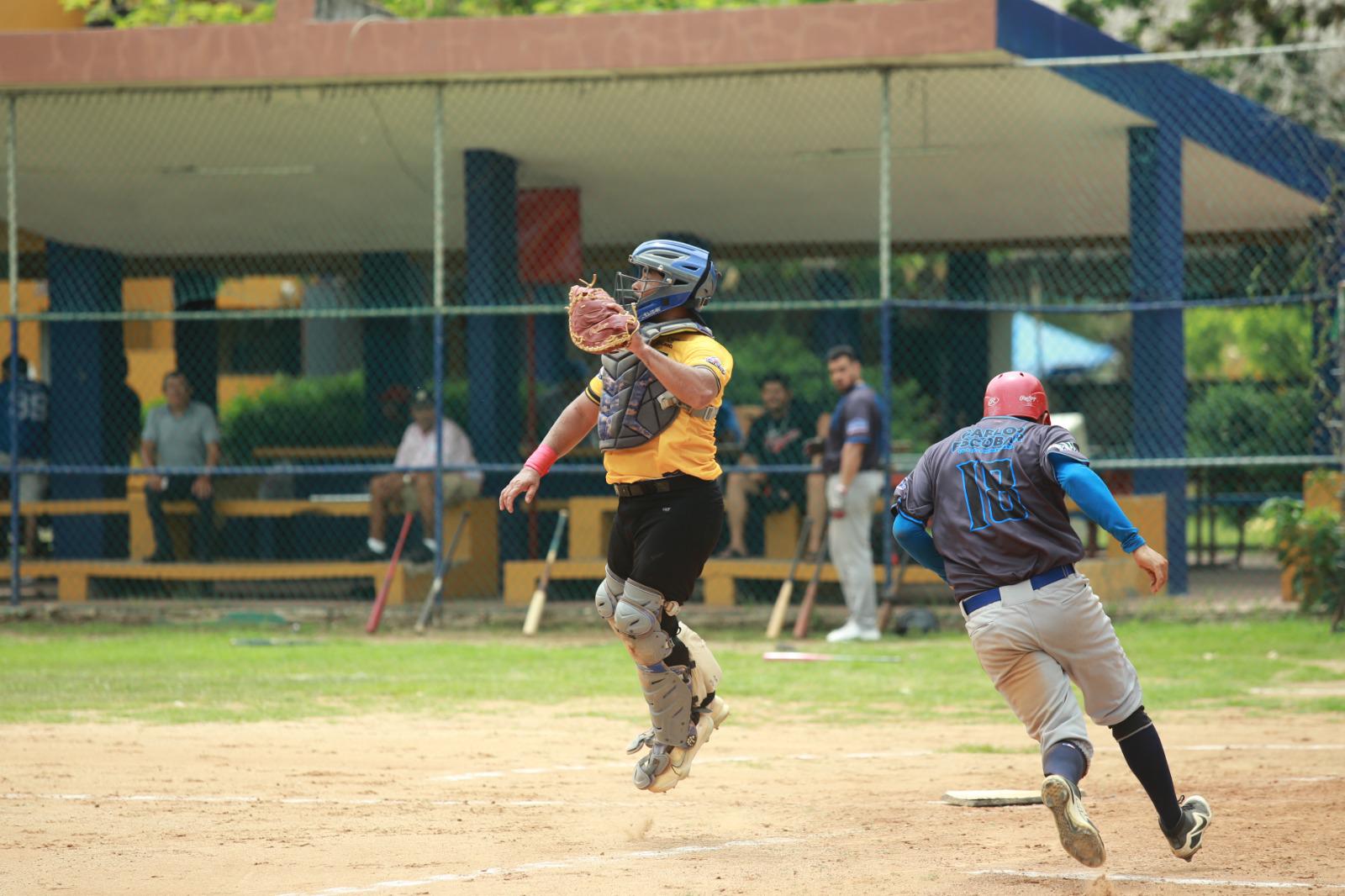 $!Covec acecha la cima de la Liga de Beisbol 40 Años y Más