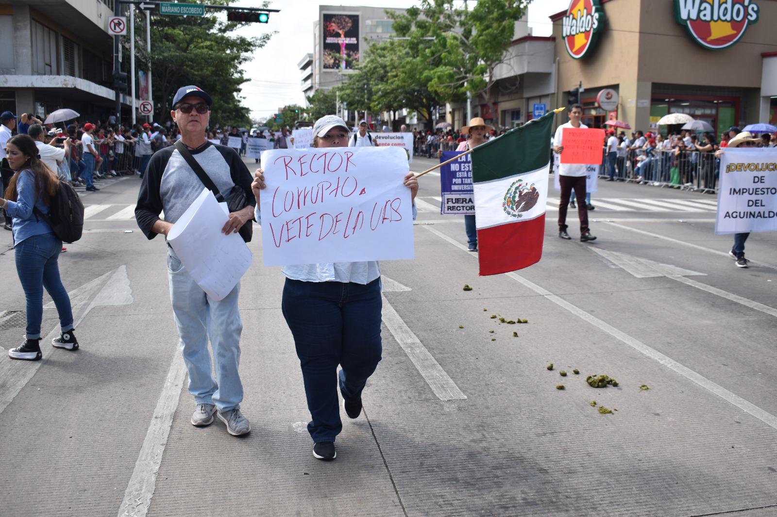 $!Protestan contra Rector de la UAS durante desfile de la Independencia en Culiacán