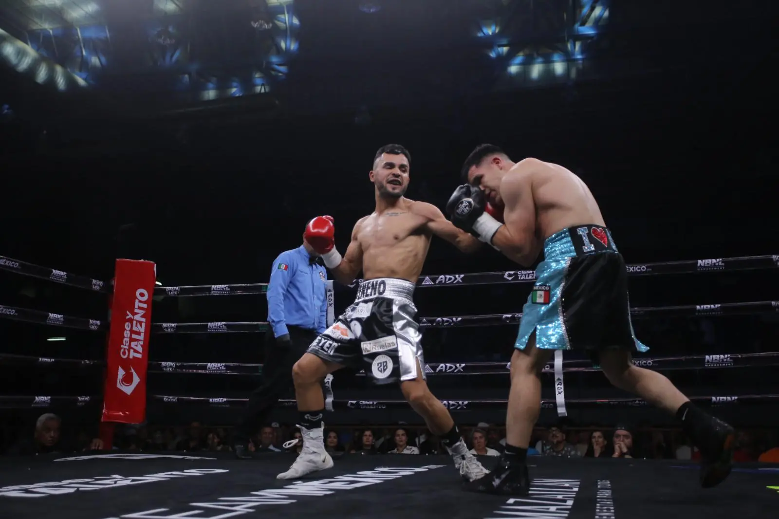 $!Aréchiga, Vega y Amaro brillan en la noche de boxeo del CUM en Mazatlán