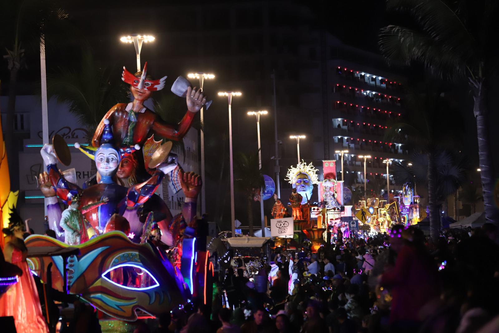 $!Asisten más de 600 mil personas a disfrutar del primer desfile del Carnaval en el malecón, reporta PC