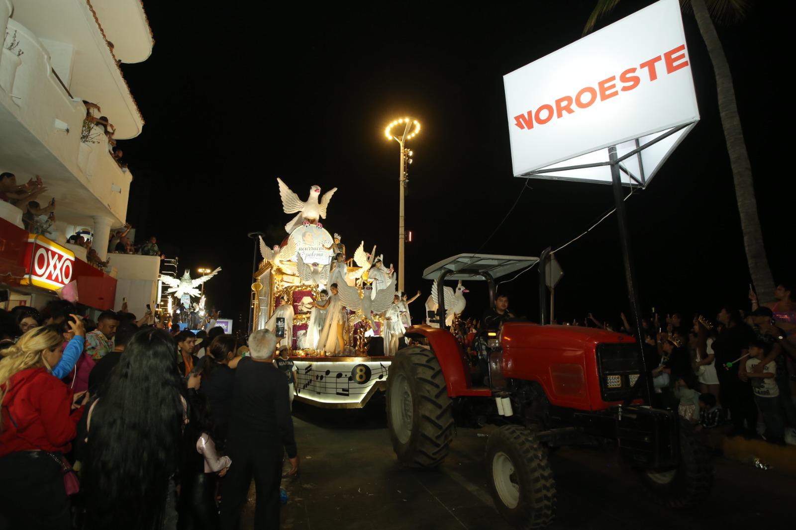 $!Disfrutan miles de personas el cierre del primer desfile del Carnaval de Mazatlán