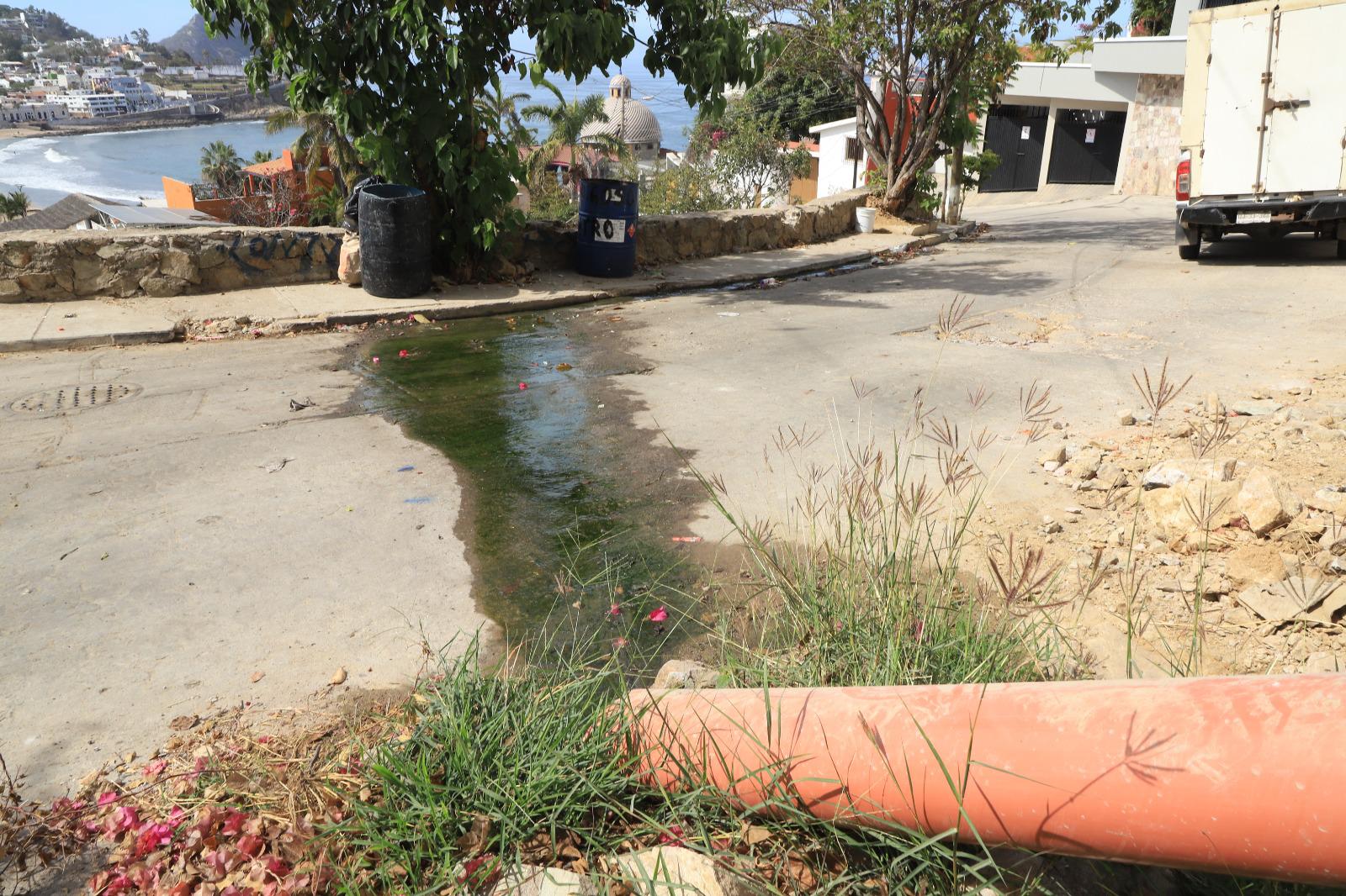 $!Denuncian fuga de aguas negras arrojadas a la vía pública en Cerro de la Nevería