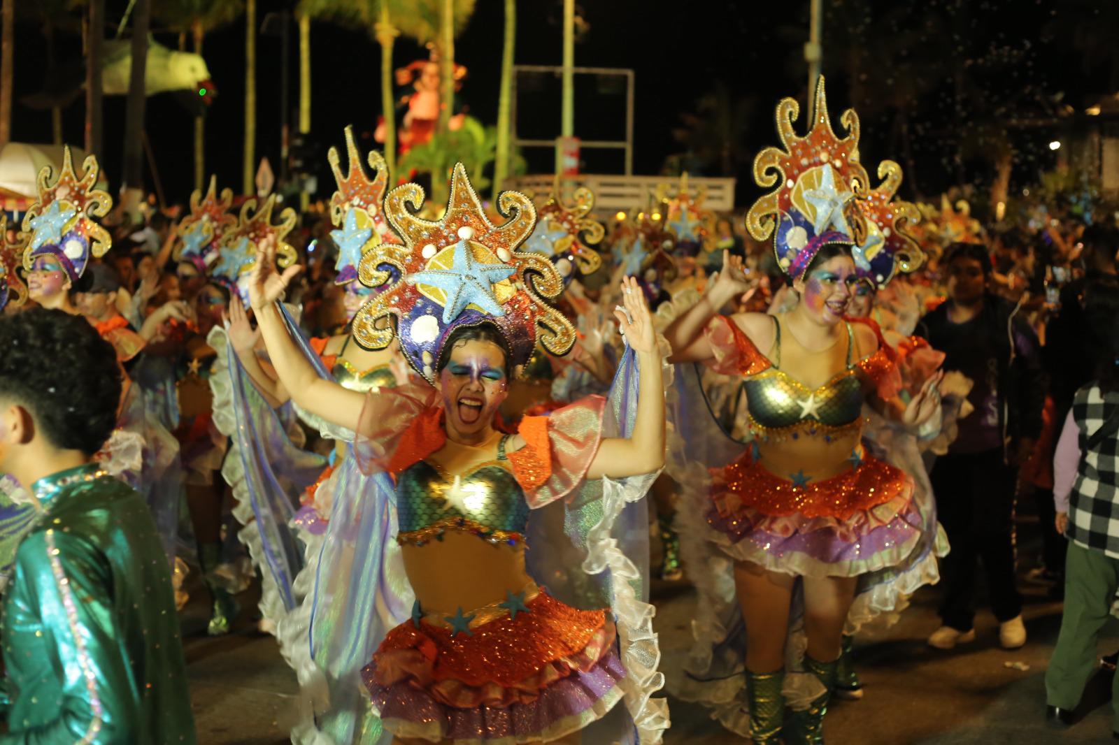 $!Disfrutan miles de personas el cierre del primer desfile del Carnaval de Mazatlán