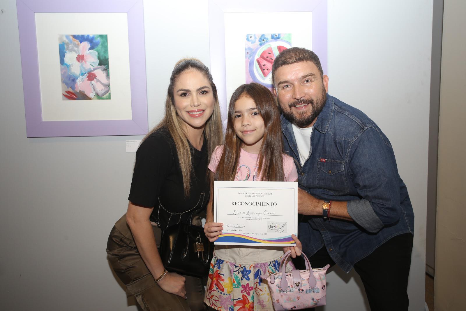 $!Ximena entre sus padres Celia Correa de Lizárraga y Poncho Lizárraga.