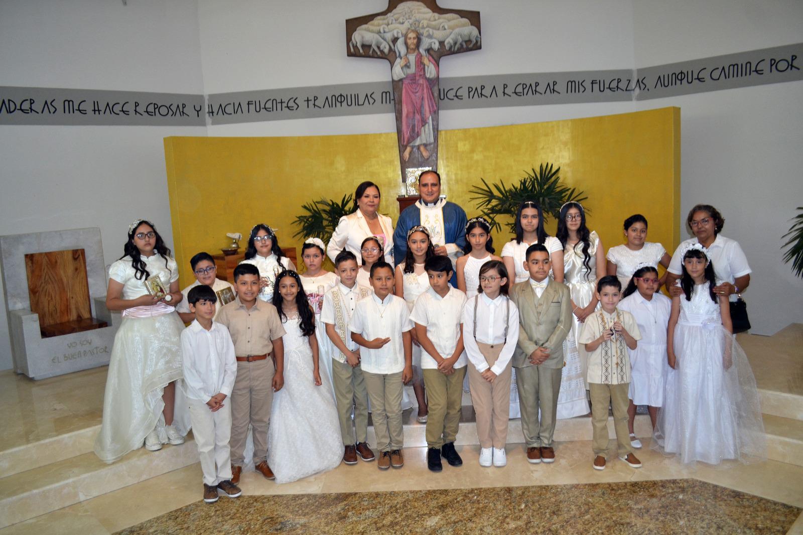 $!El grupo de catecismo de la Parroquia del Buen Pastor con su maestra Adela Mendoza Zamudio, culminan su formación con su primera comunión.