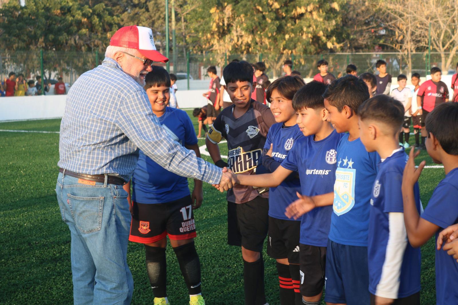 $!Escuinapa inaugura nueva cancha de futbol 7 para la juventud