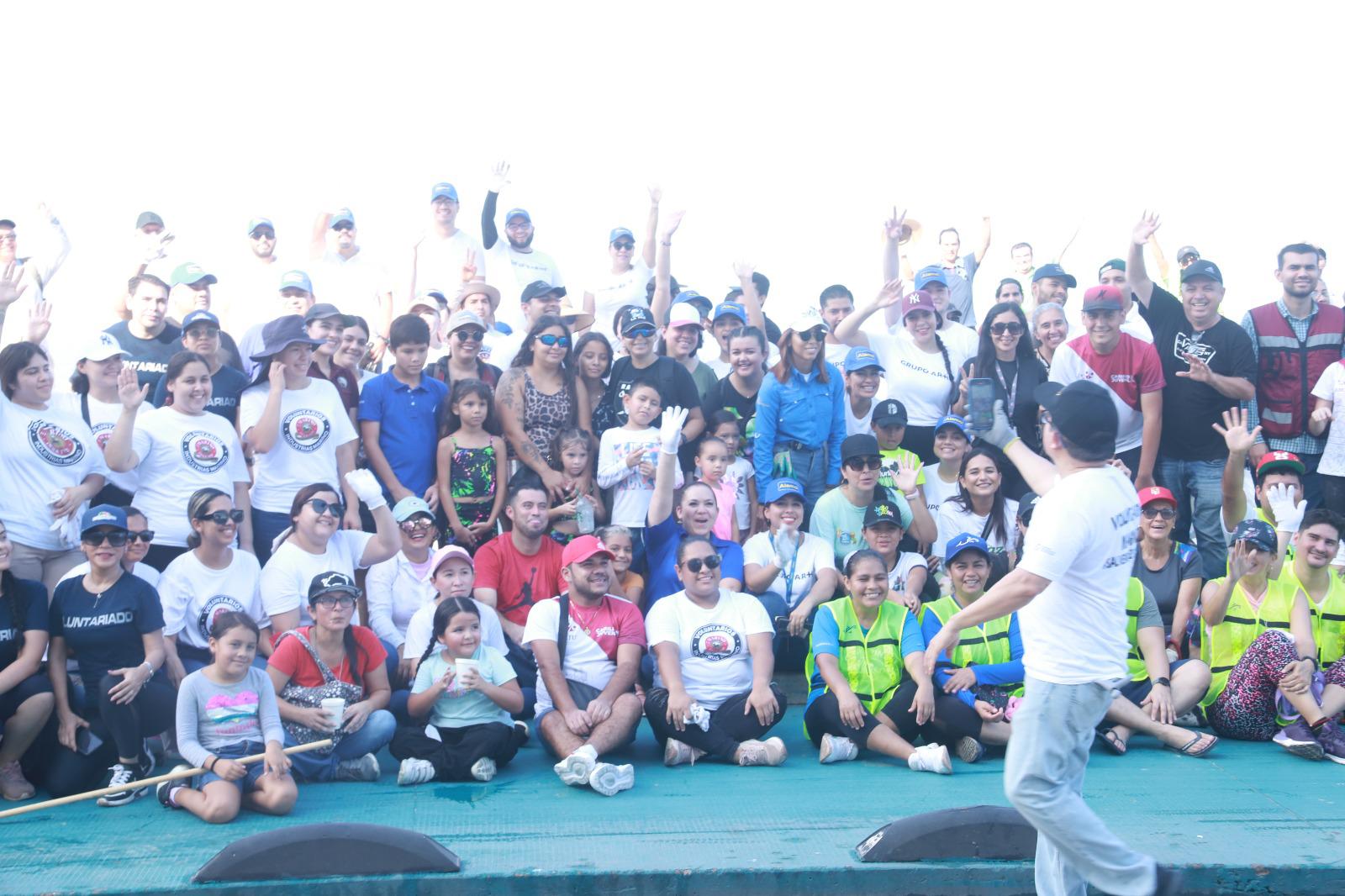 $!Se suman voluntarios a limpieza masiva de playas en Mazatlán