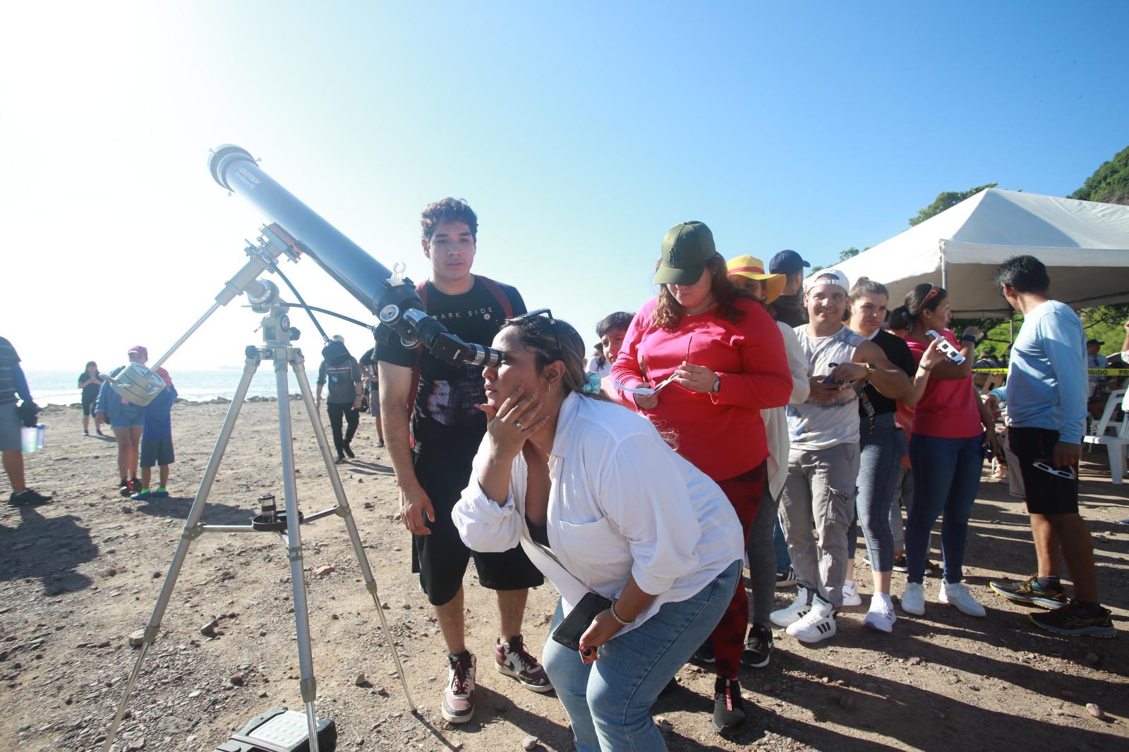 $!Muchas personas hicieron cola para ver el fenómeno naturales desde los telescopios instalados en el lugar.