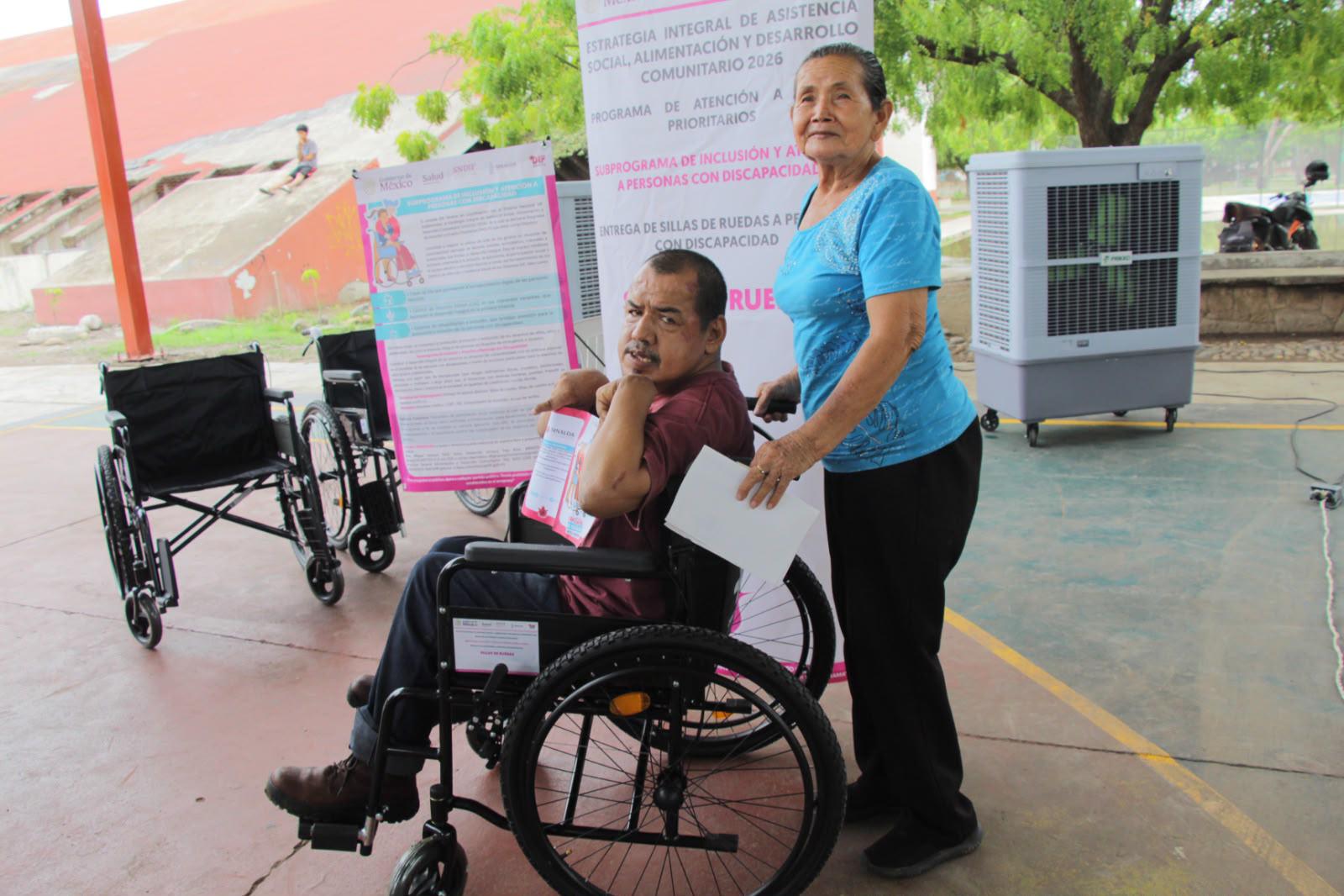 $!Entrega DIF Rosario sillas de ruedas y apoyos funcionales