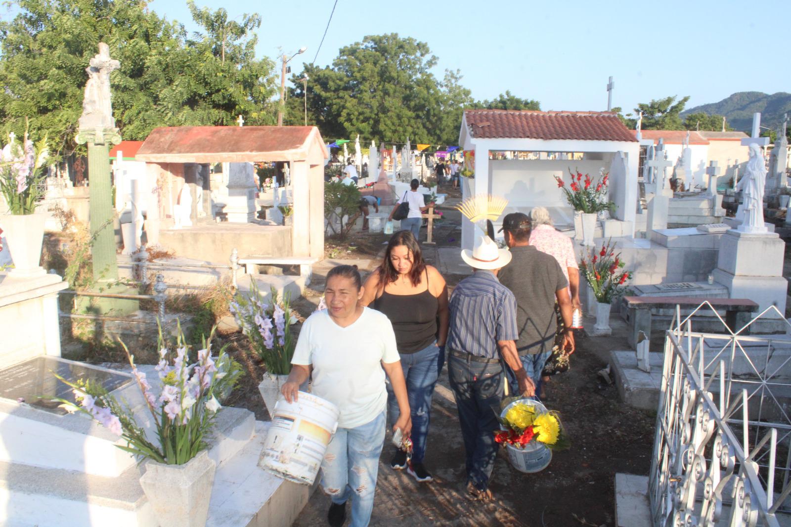 $!Panteón municipal de Rosario tiene concurrido Día de Muertos