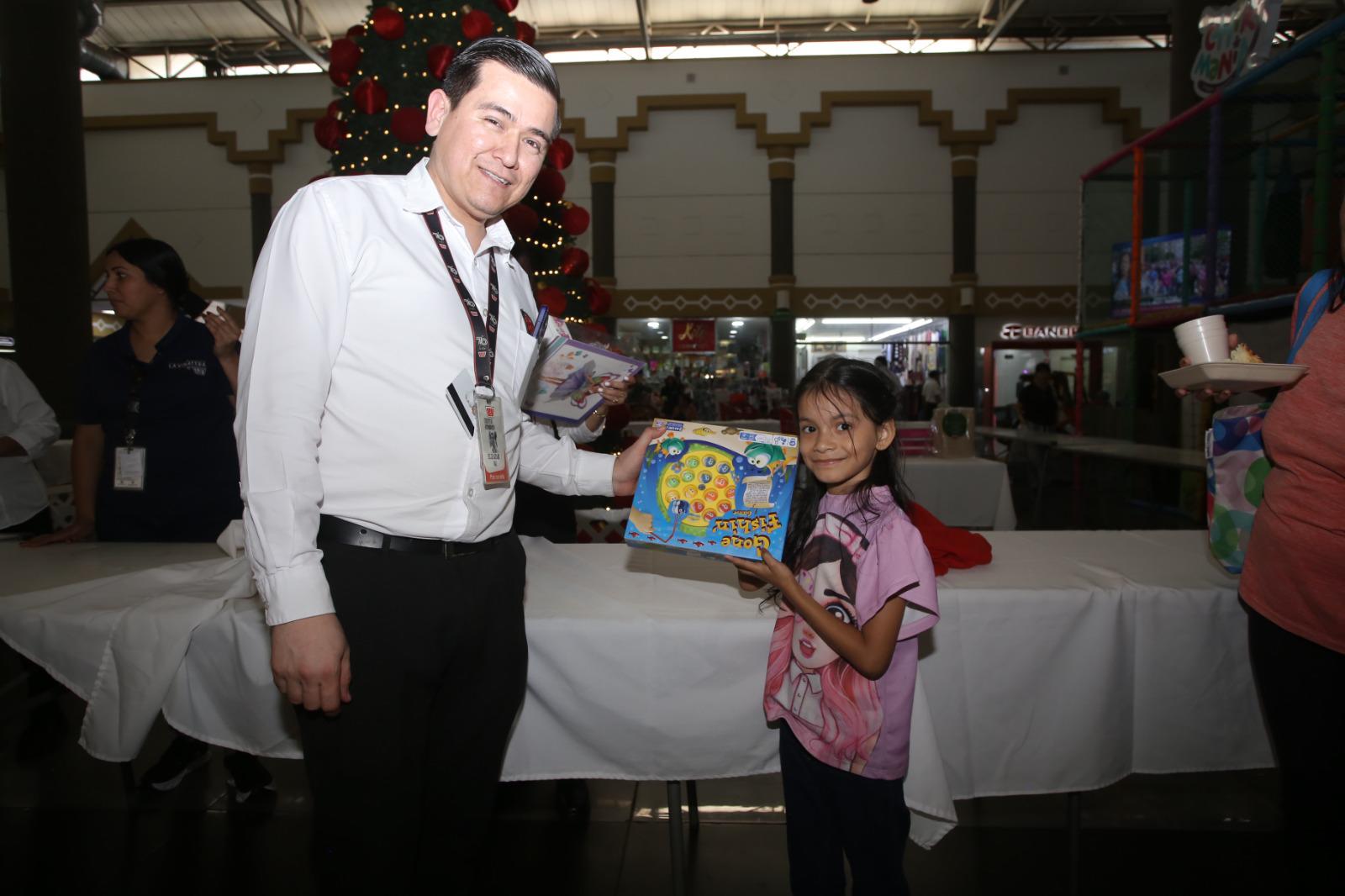 $!Casa Ley del Mar endulzó a sus clientes con mega rosca y chocolate, en el Día de Reyes