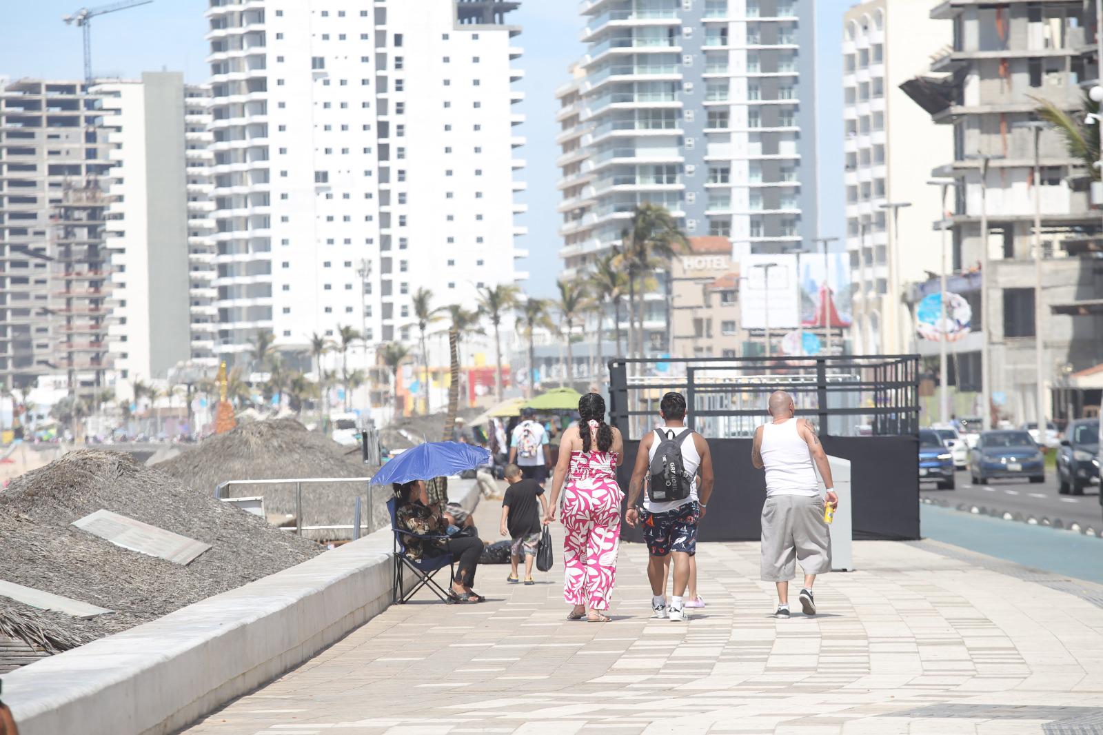 $!Continúa el apartado de lugares en el malecón para el desfile de Carnaval de Mazatlán