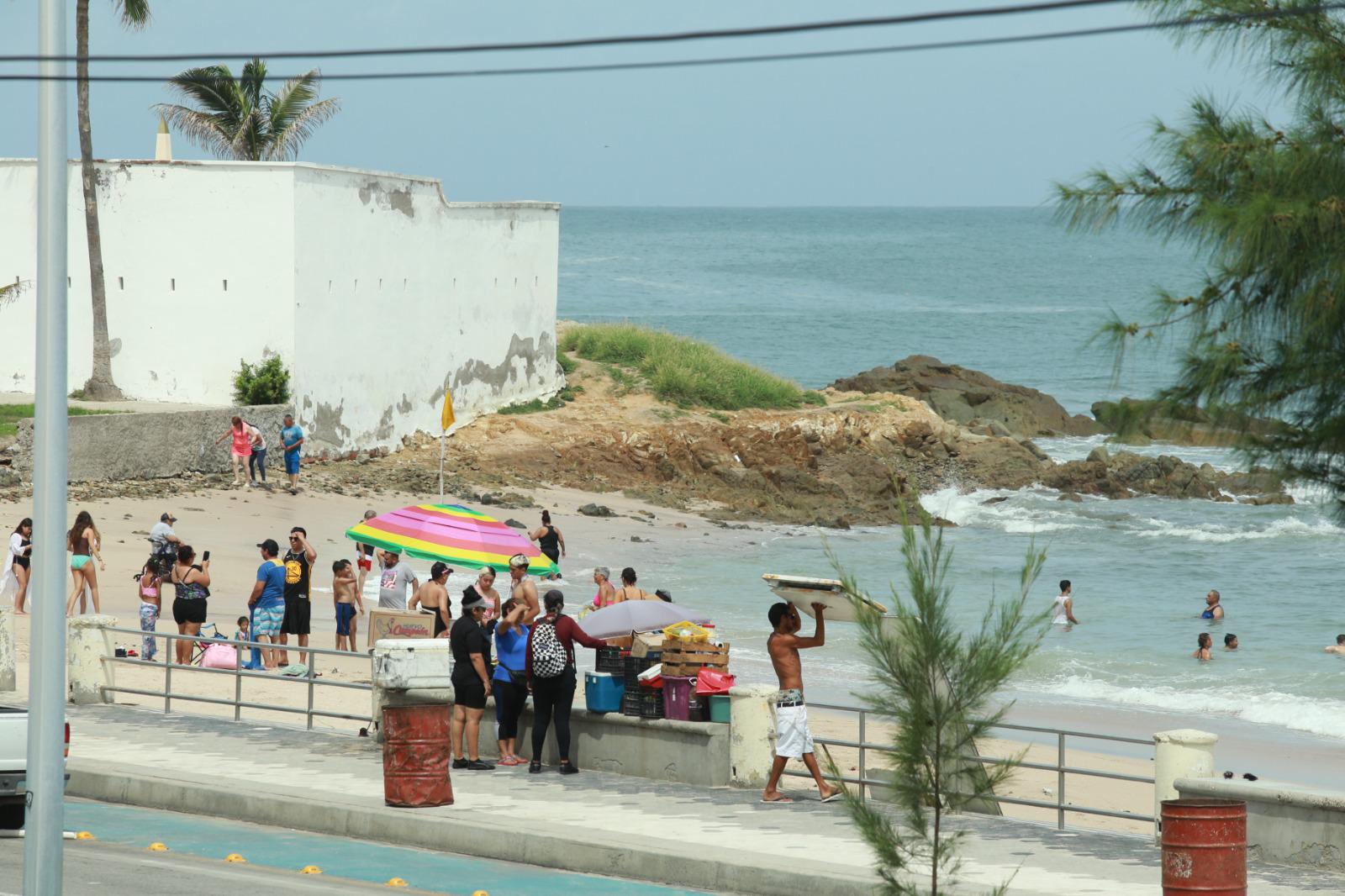 $!Cierran de nuevo las playas de Mazatlán por fuerte oleaje