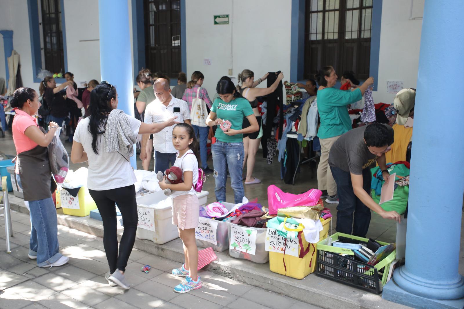 $!Todos tipo de productos fueron puestos a la venta en el Orfanatorio Mazatlán.