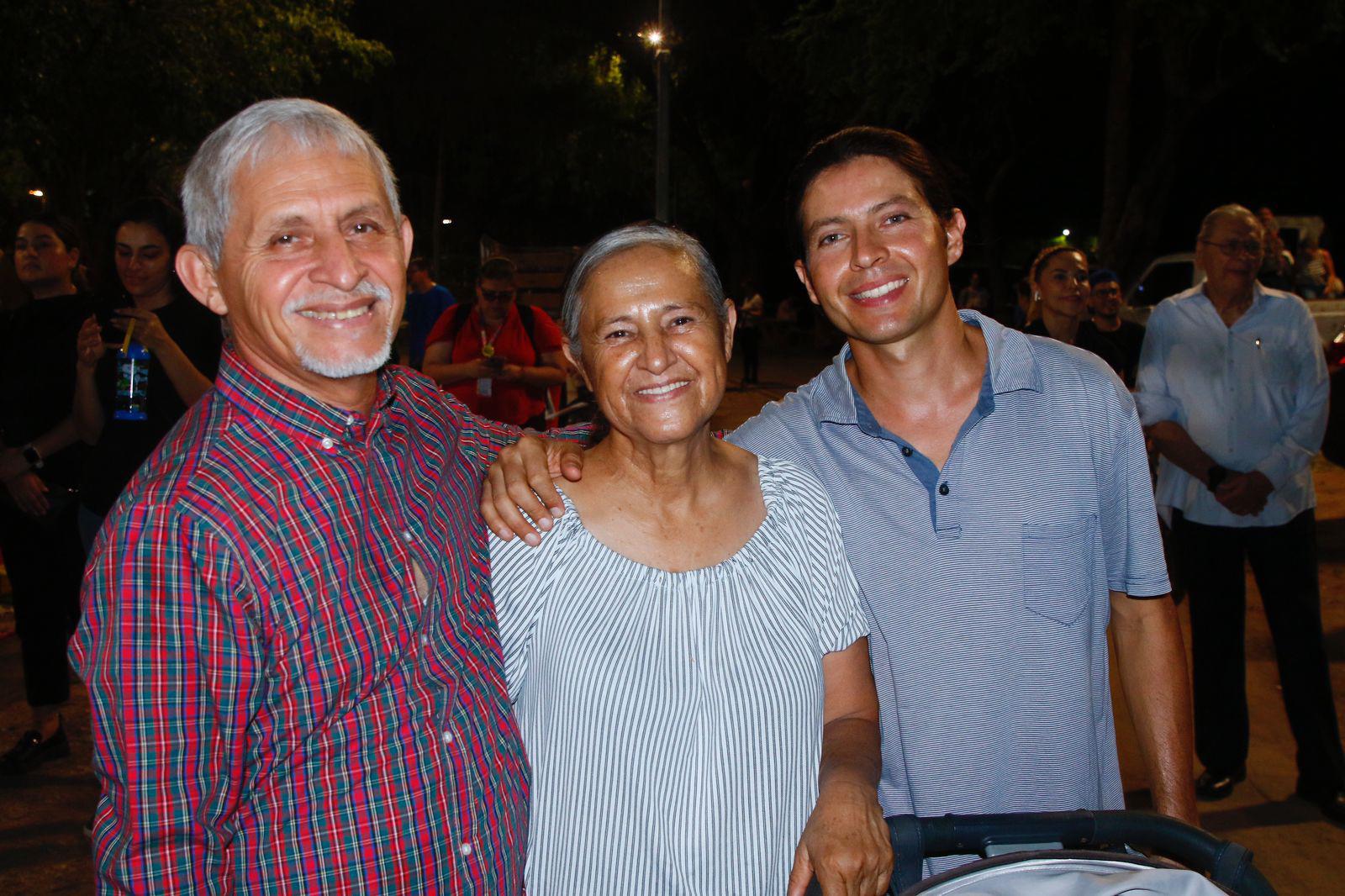 $!Adrián Moreno, Eulalia Martínez y Eduardo Cárdenas.
