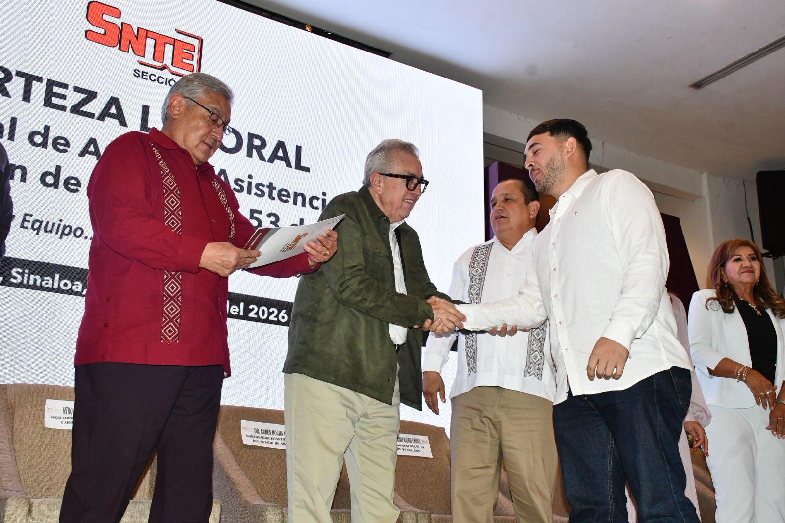 $!Entregan mil 58 bases a personal educativo del SNTE 53 en Sinaloa