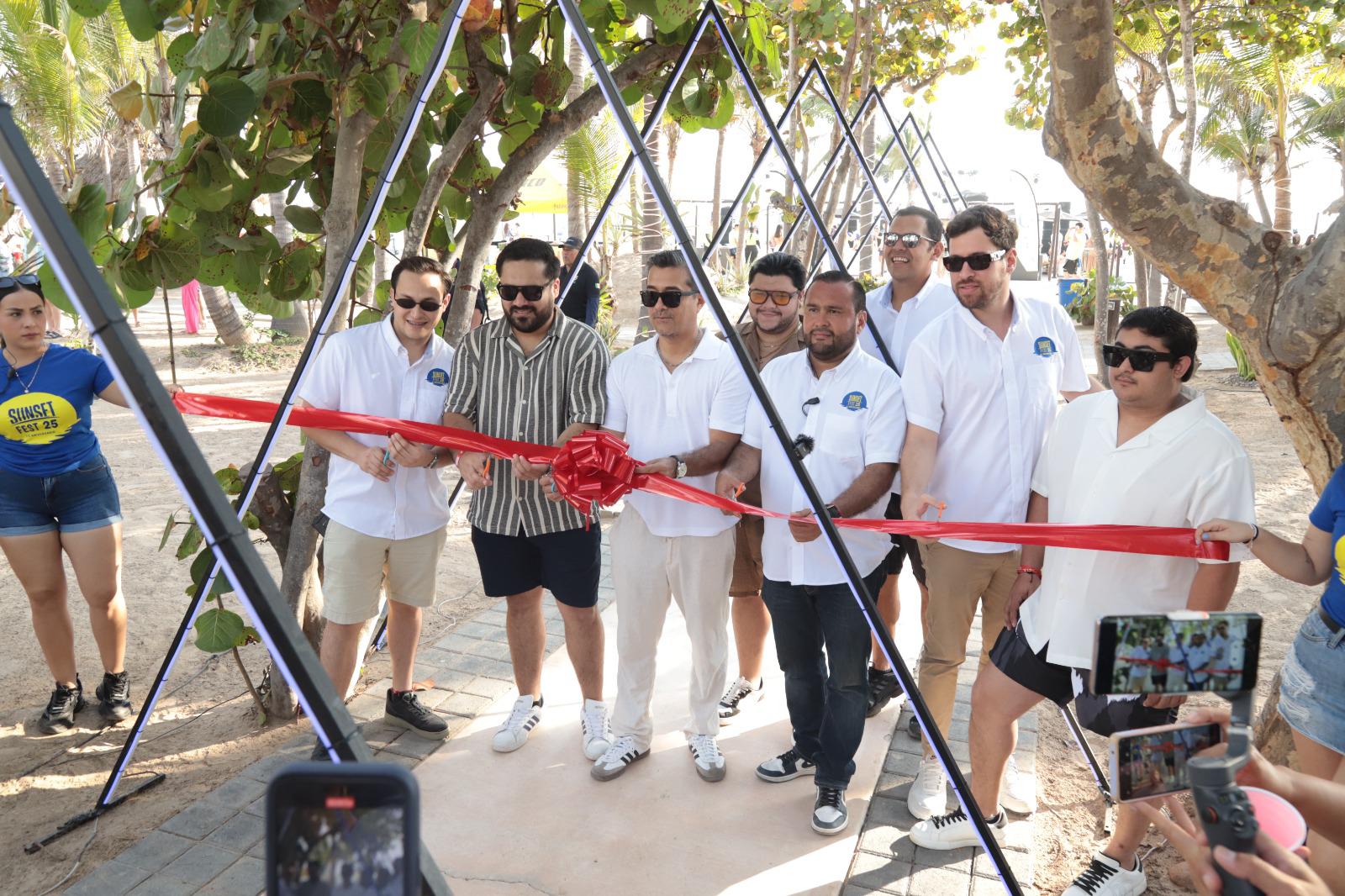 $!Moisés Vega, coordinador del festival, en compañía de los demás organizadores, cortaron el listón inaugural.