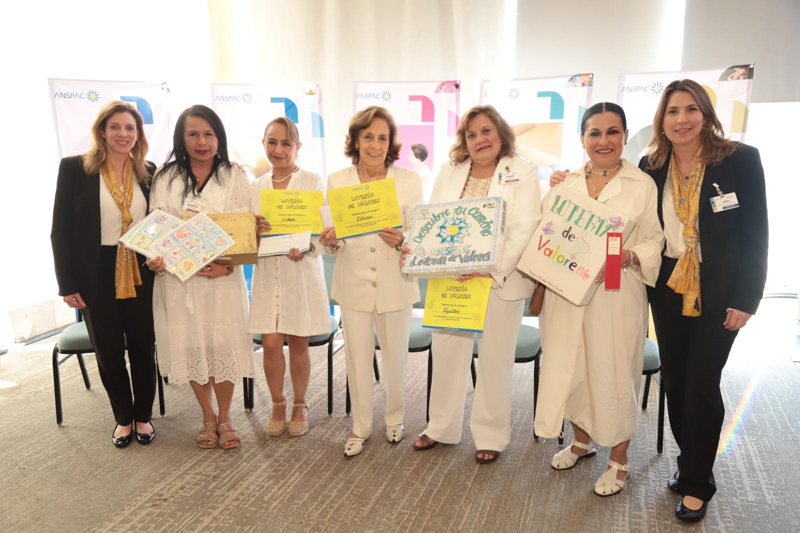 $!Las ganadoras del Concurso “Descubriendo tu camino” con sus diplomas.